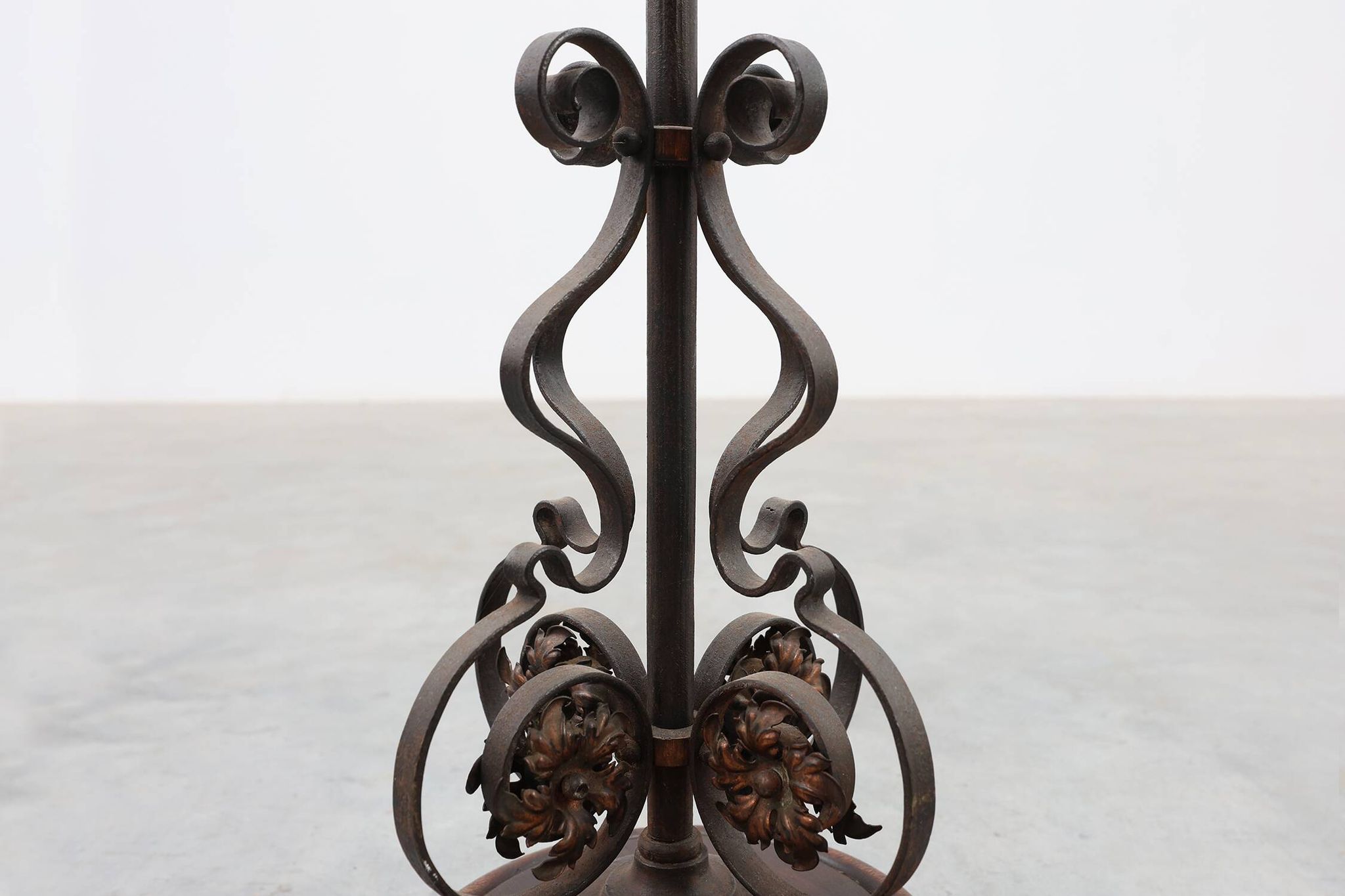Art Nouveau planter in metal and copper, France ca. 1905