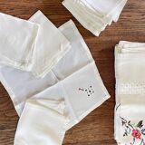 Embroidered tablecloth and 12 vintage napkins