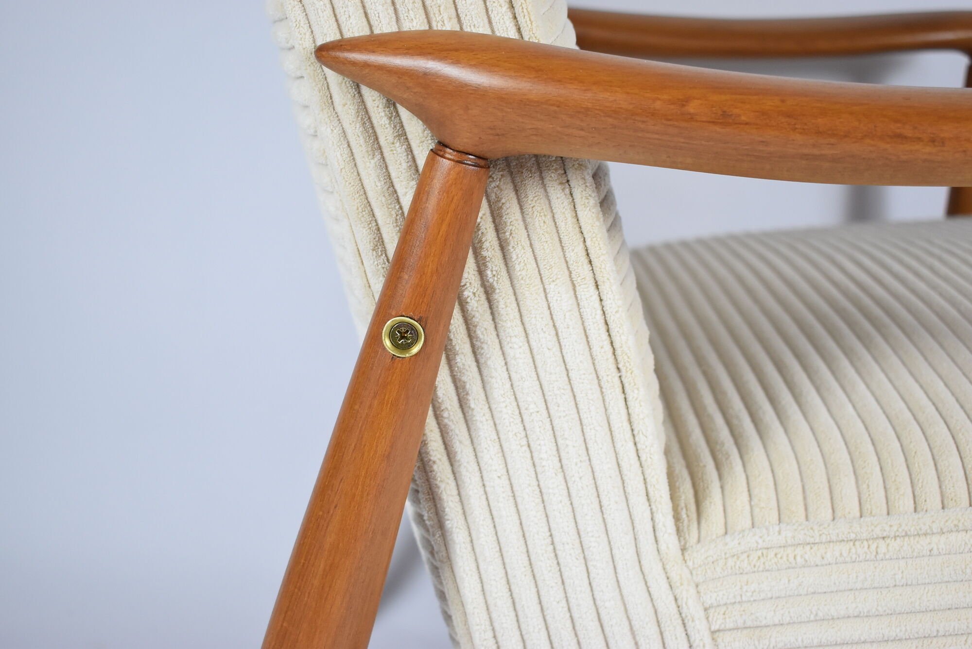 Fauteuil scandinave restauré « Kedziorek », années 1960, cordon crème, teck