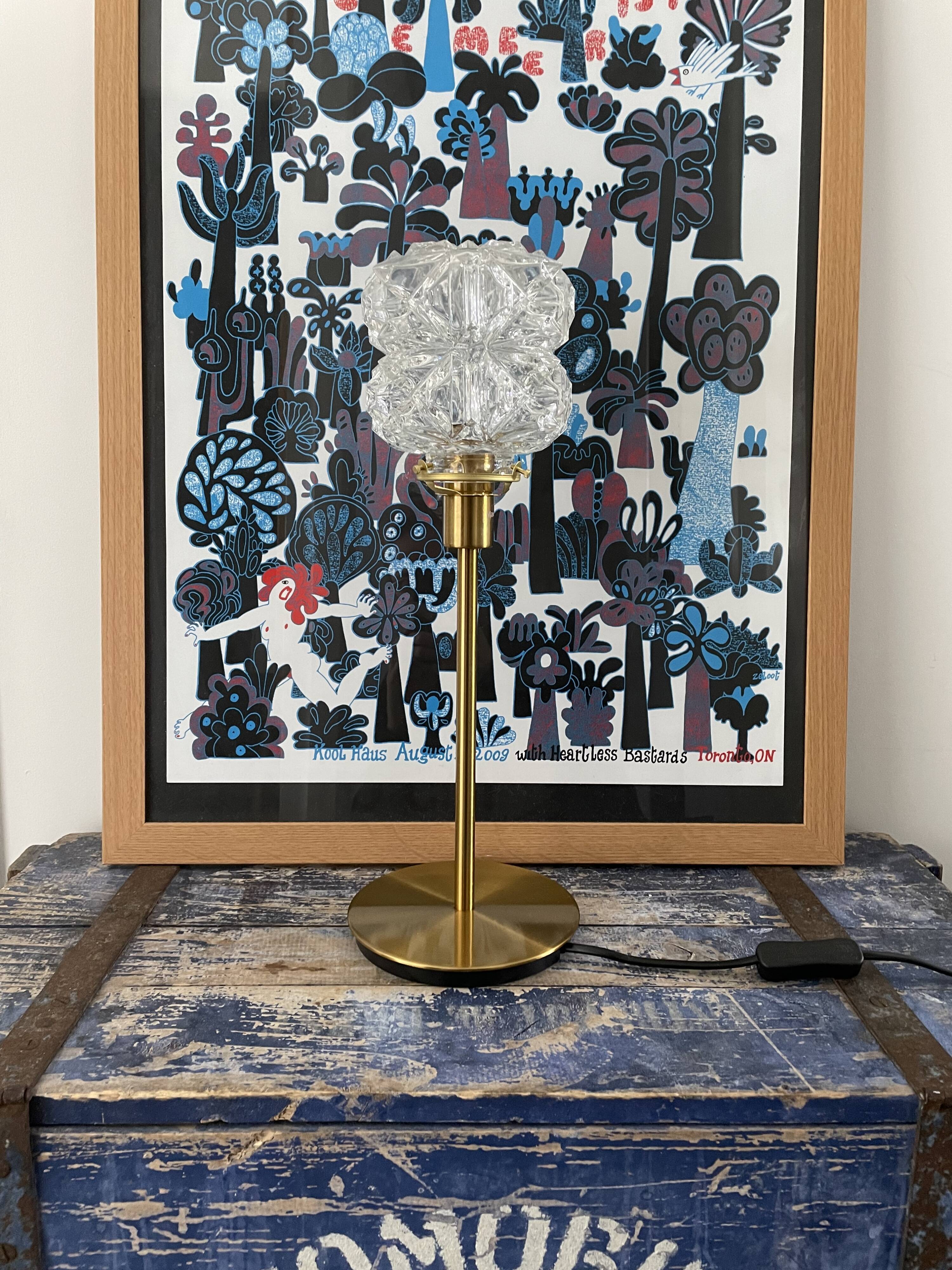 Table lamp globe in chiseled glass