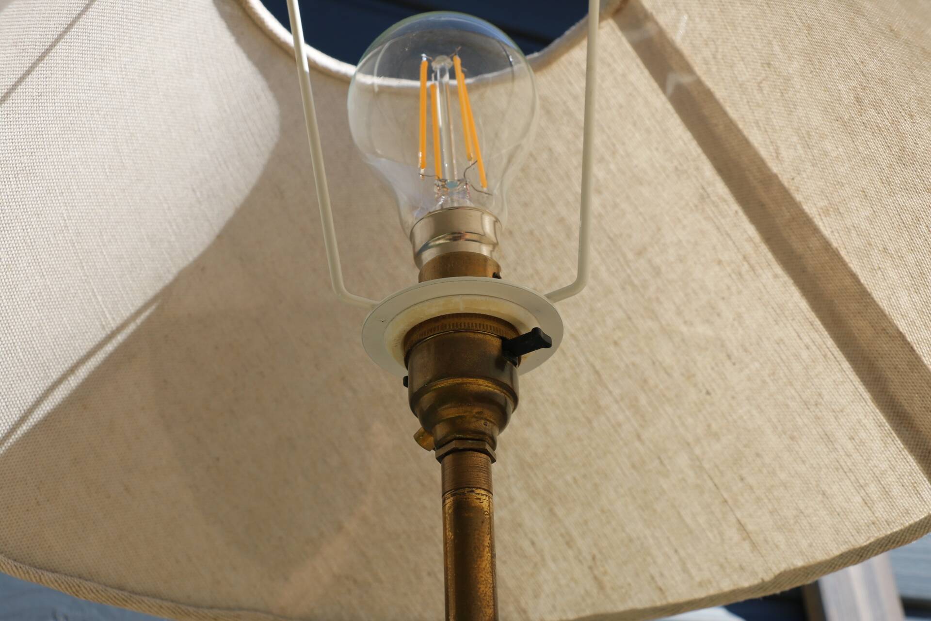 Lampadaire Stellor métal laqué laiton