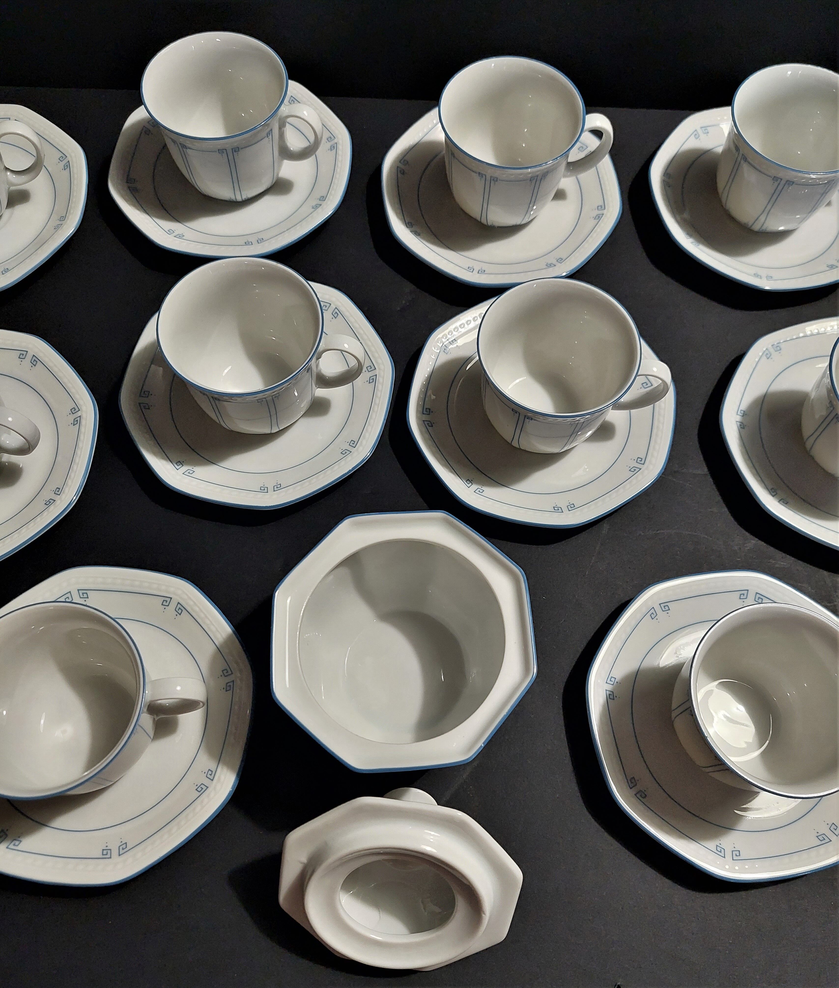 Série de dix tasses à café et sucrier en porcelaine Schirnding Bavaria XXème