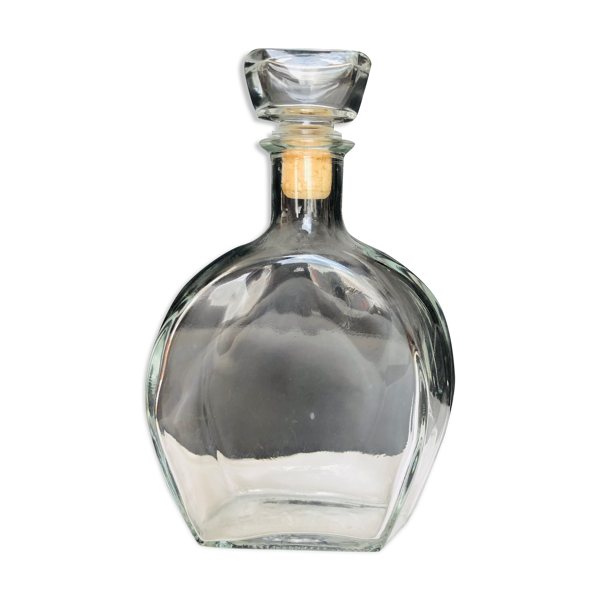 Carafe en verre moulé
