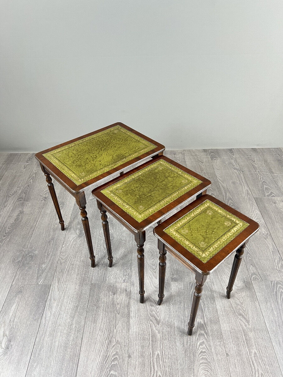 Set of 3 nesting tables in wood and green leather, 20th Century