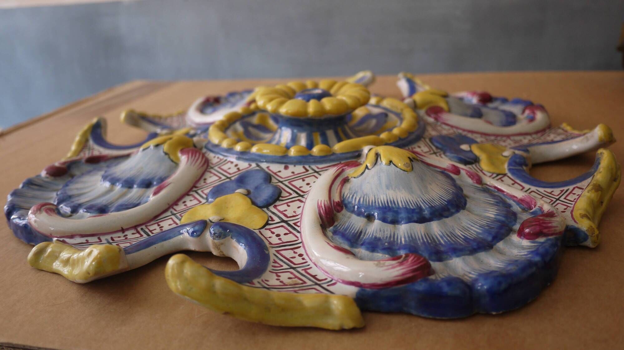 Ceiling light or rosette in enamelled ceramic from the end of the 19th century.