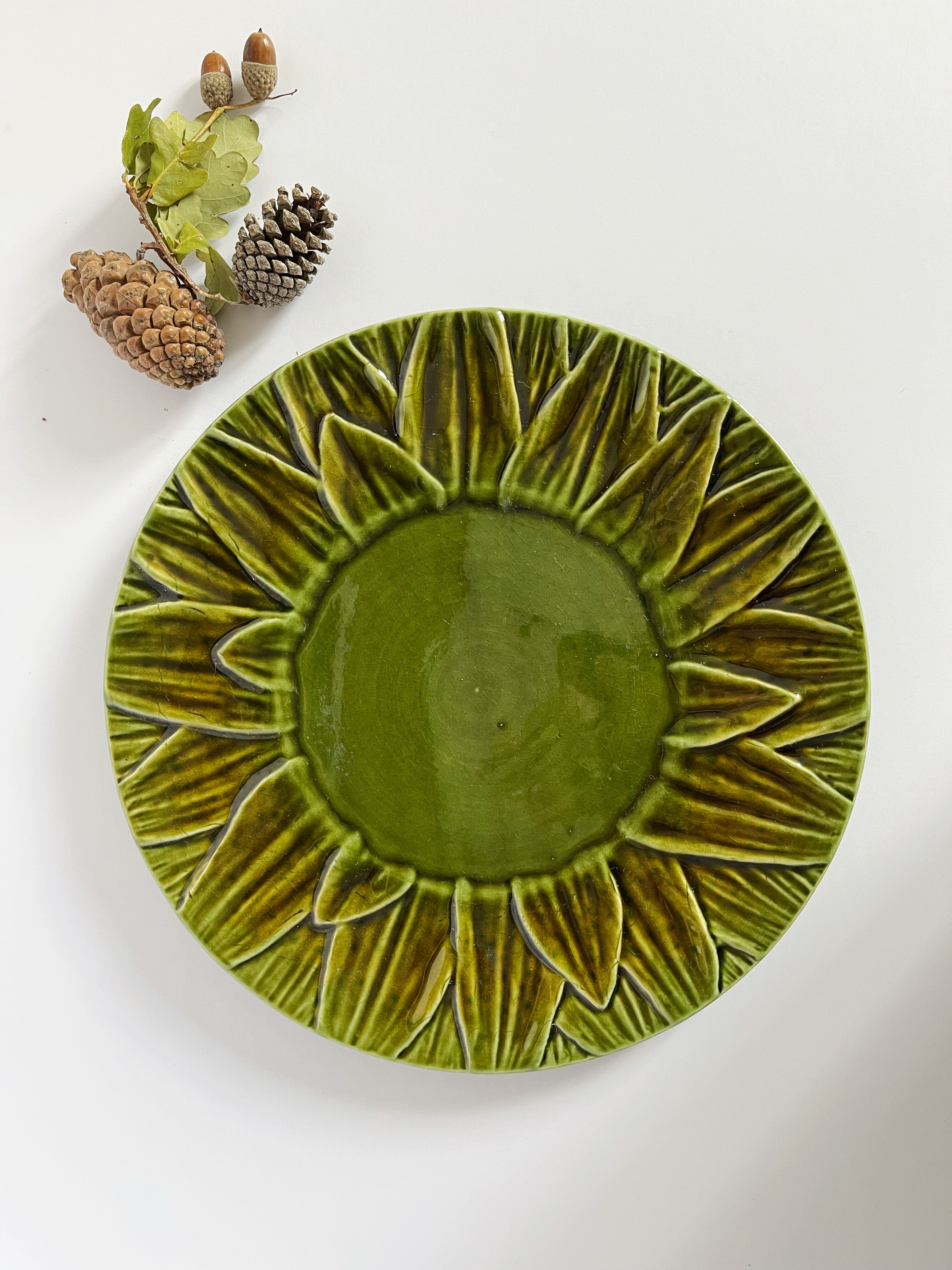 Dish décor artichoke