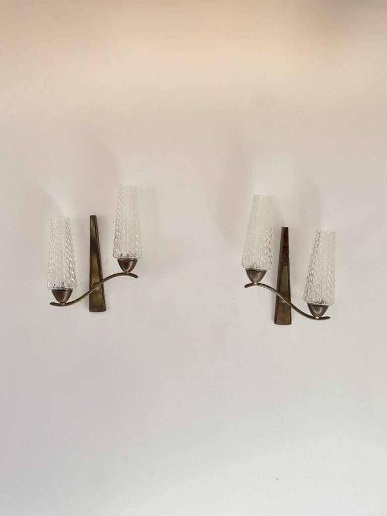 Paire d'appliques vintage en laiton et verre pressé-moulé, France, 1950
