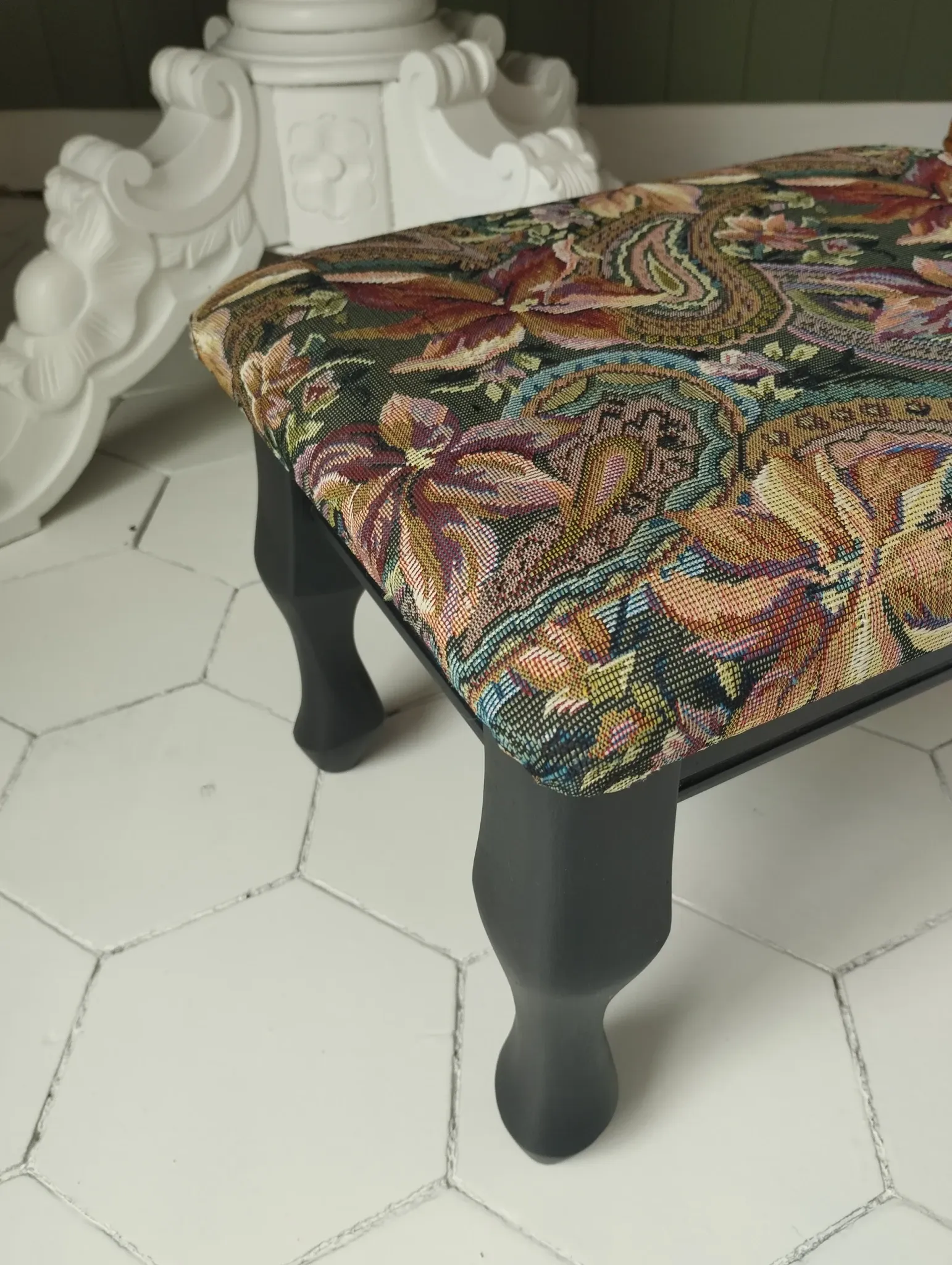 Petit ottoman repose-pied tapisserie vintage.