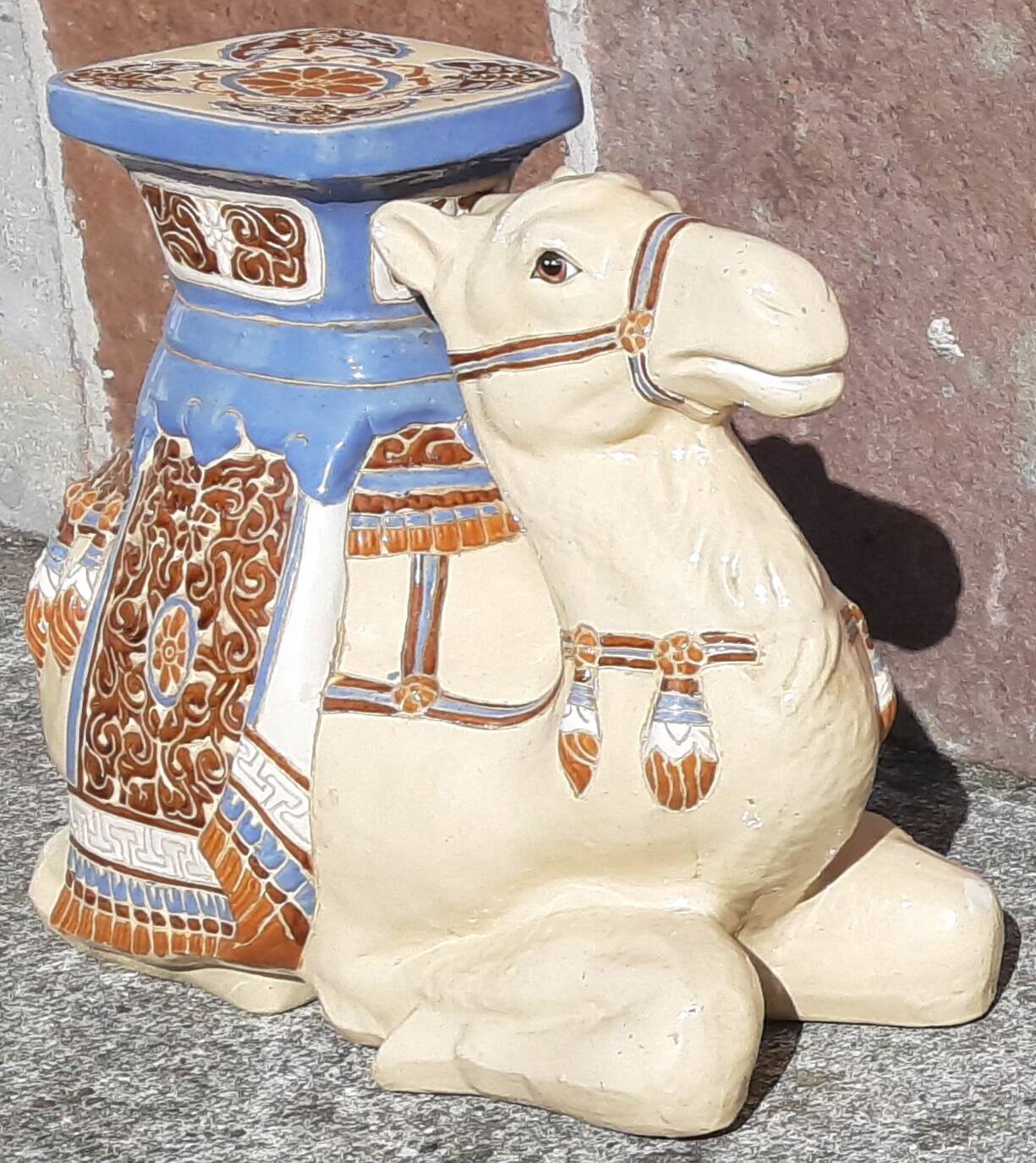 Camel side table in ceramic