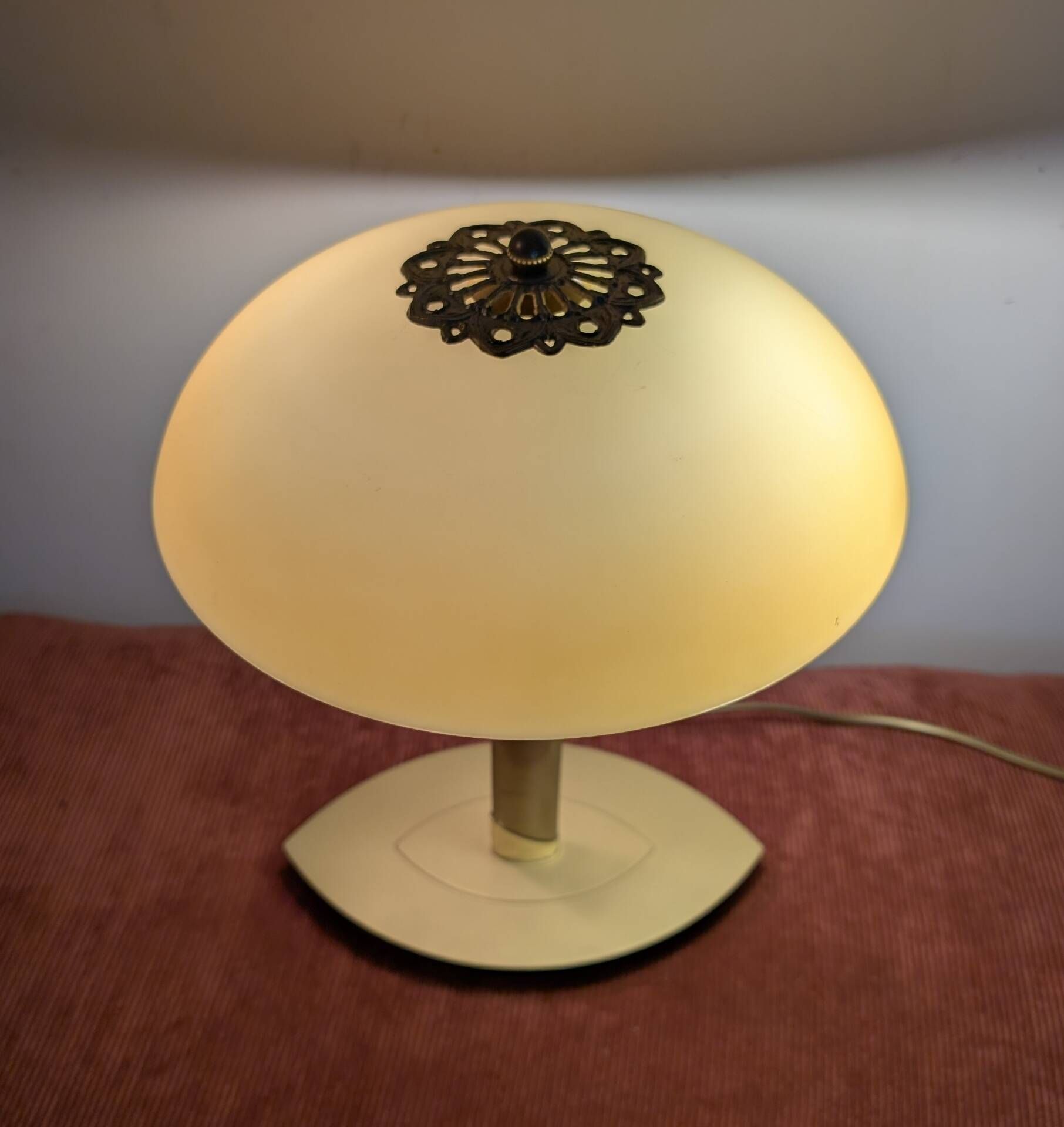Lampe à poser vintage revisitée – Métal doré & Abat-jour opaline