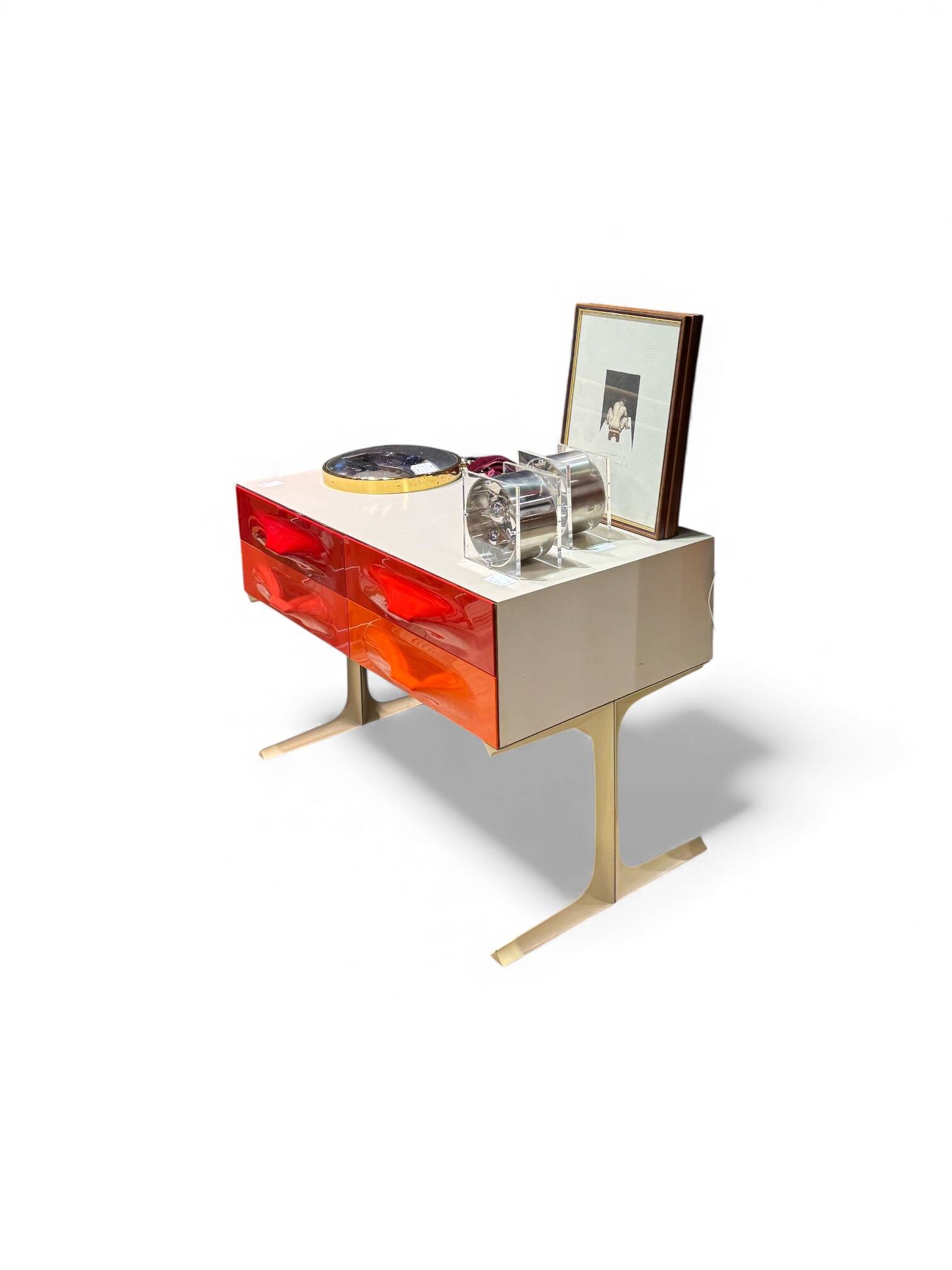 Commode designed by Raymond Loewy, edition Df 2000.