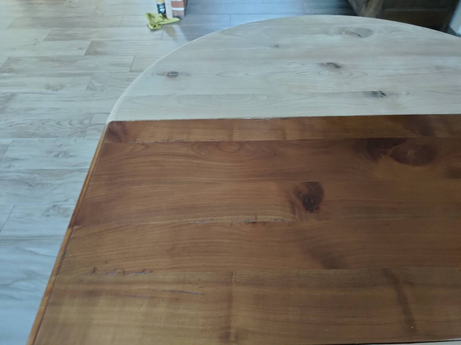 Round table with central leg