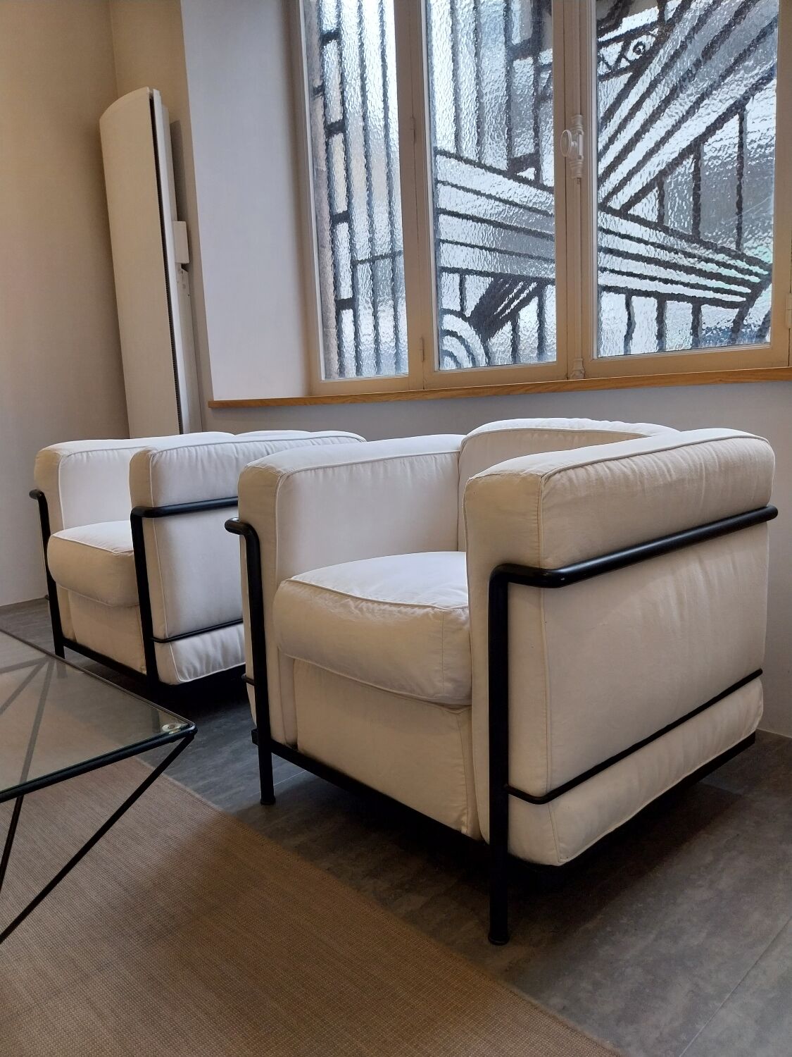 A sofa and two LC2 Cassina armchairs