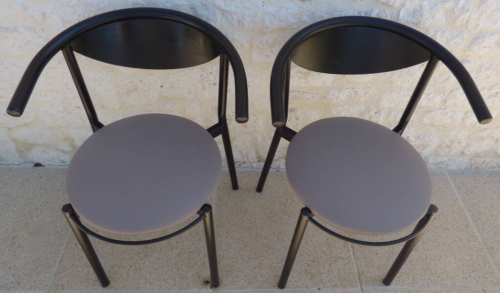4 gondola-style chairs with a sturdy metal frame and faux leather.