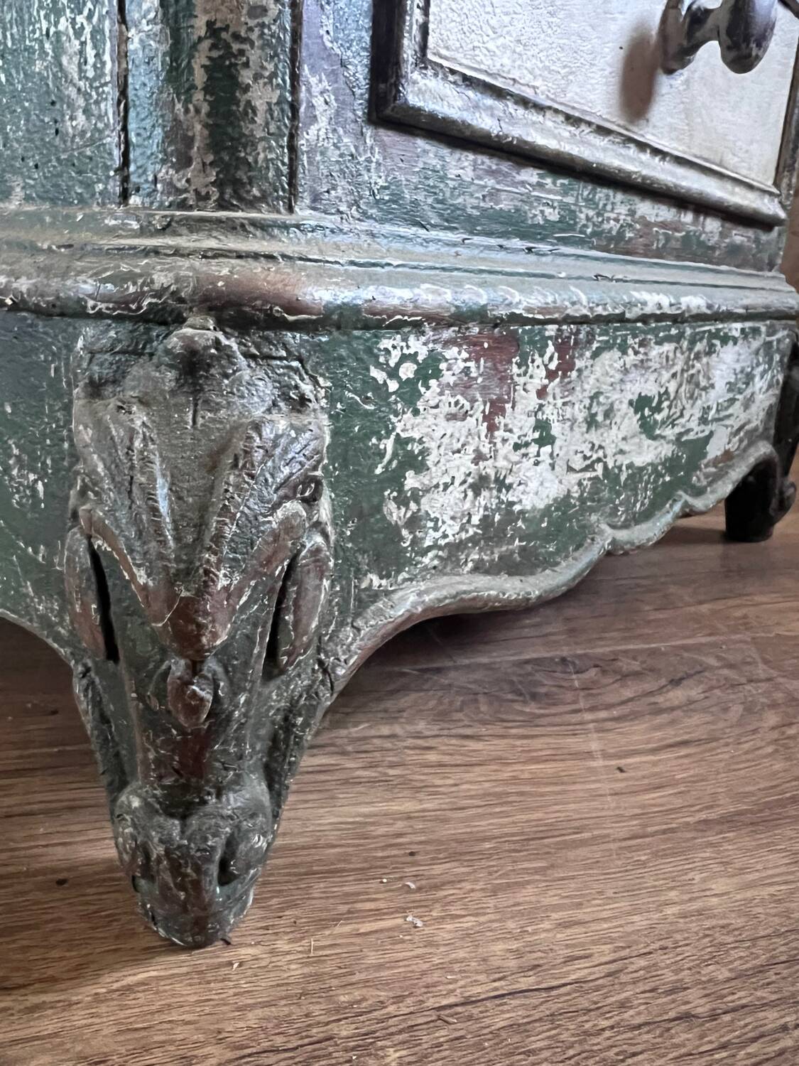 Chiffonnier ancien en bois patiné vert