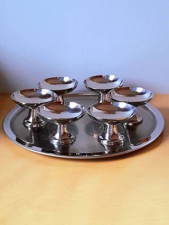 Lot de coupes et plateaux en inox