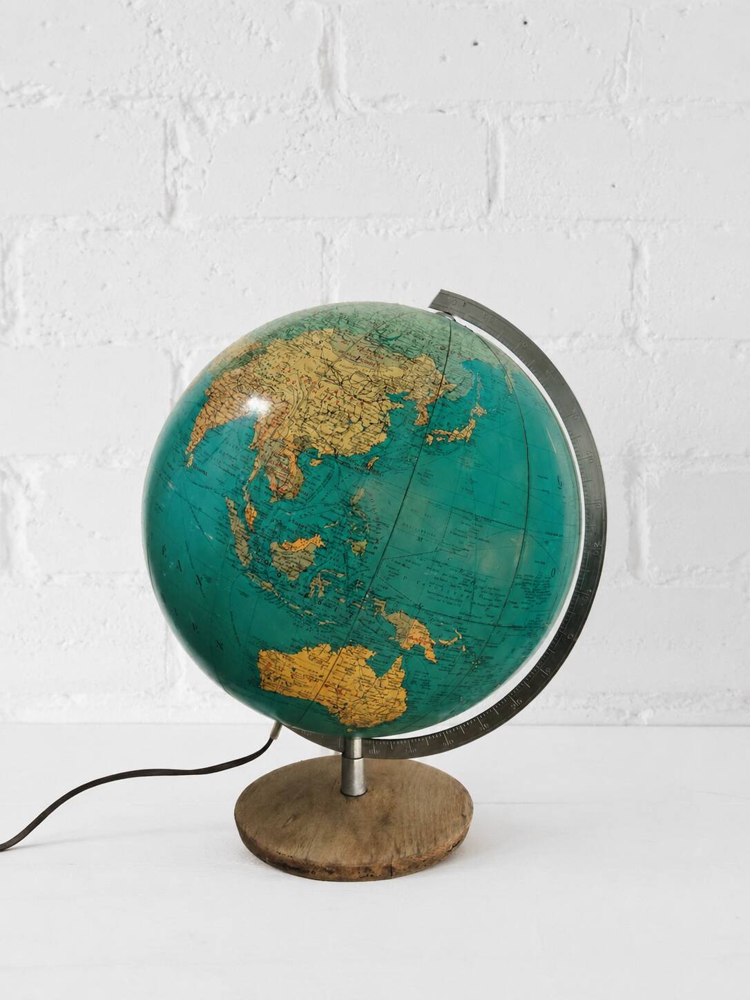 Vintage illuminated terrestrial globe – 1970s design decorative item