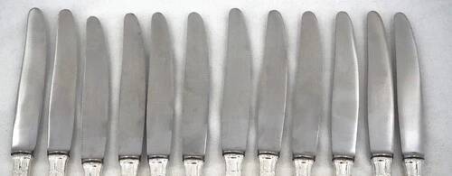 12 dessert, cheese, and hors d'oeuvre knives Grand Prix, Art Deco in silver-plated metal.