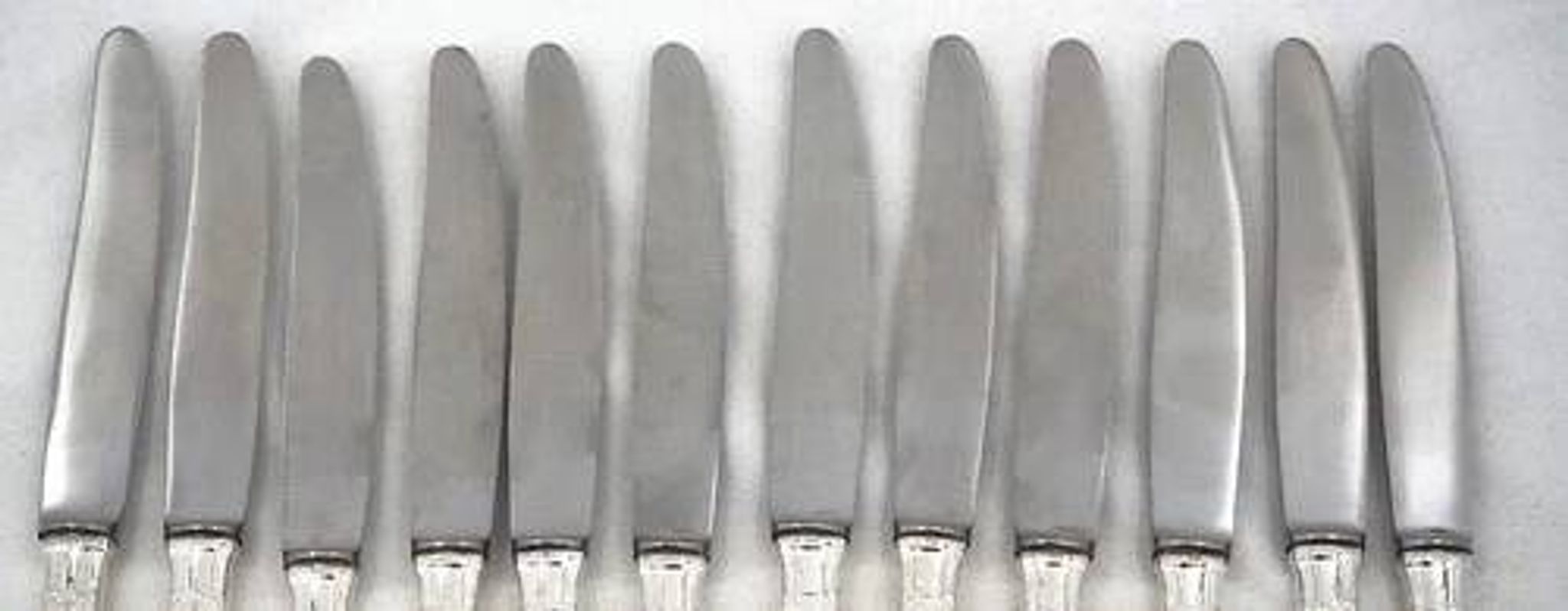 12 dessert, cheese, and hors d'oeuvre knives Grand Prix, Art Deco in silver-plated metal.