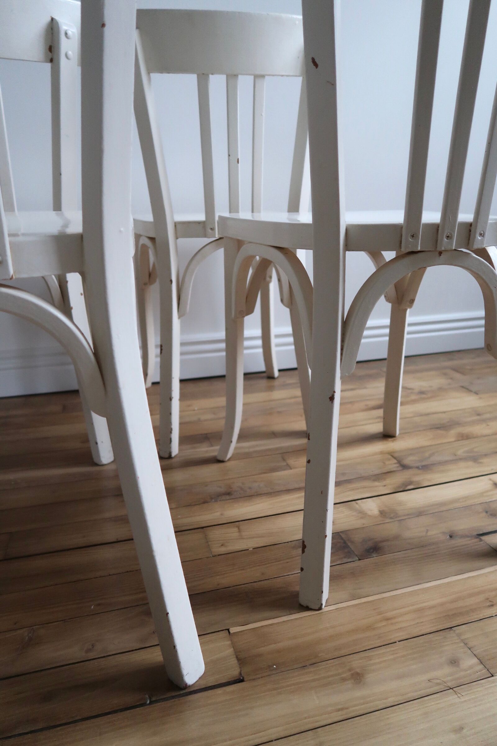 Set of 4 white wooden bistro chairs