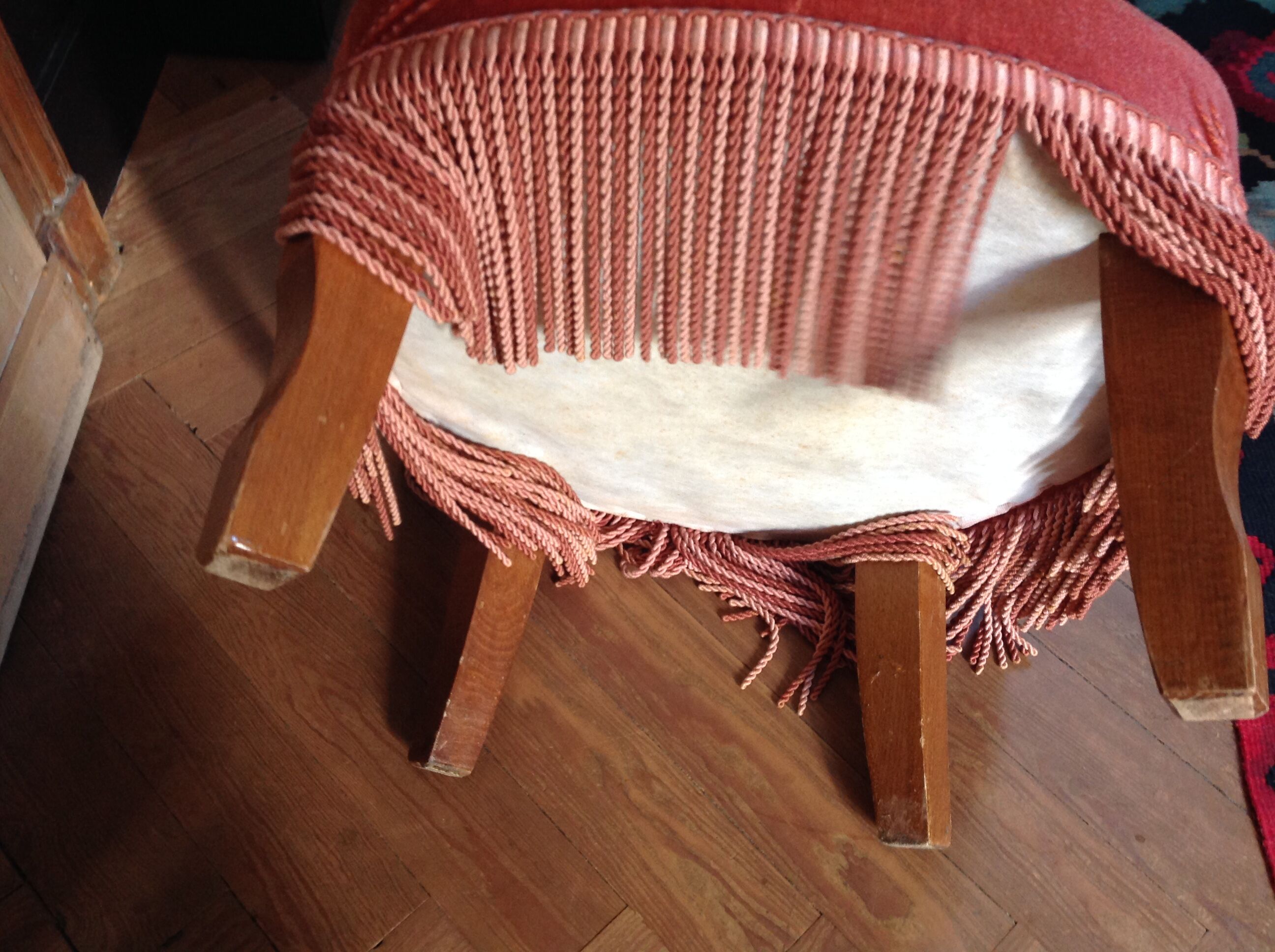 Pink velvet toad chair