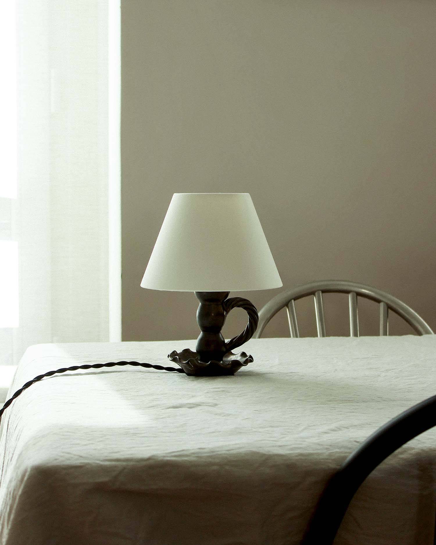 Lampe en céramique noire formant bougeoir