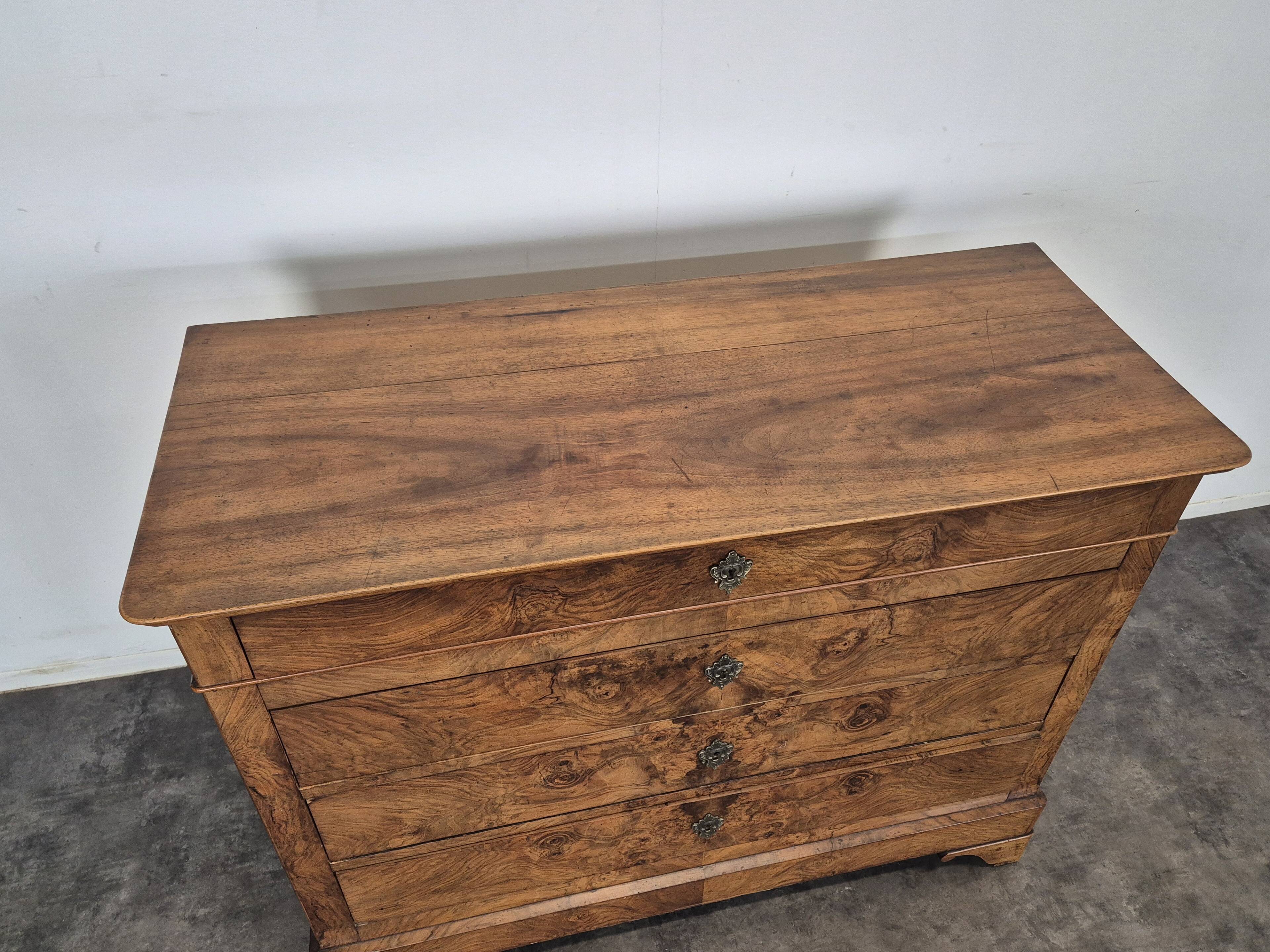 Louis Philippe style commode in walnut burl veneer.