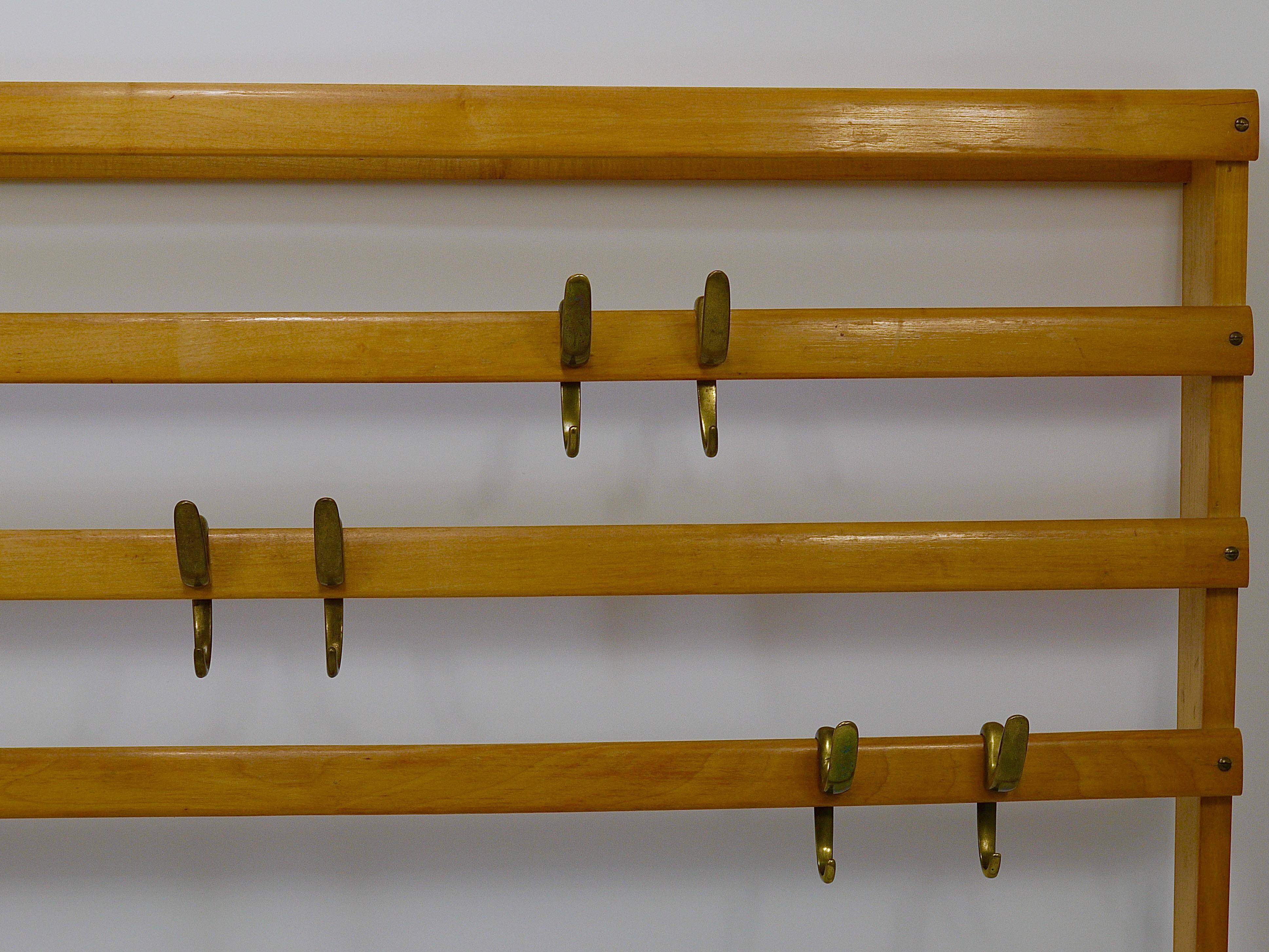 Grand coat rack Auböck Carl Mid-Century in beech with 8 brass hooks, 1950s.