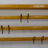 Grand coat rack Auböck Carl Mid-Century in beech with 8 brass hooks, 1950s.