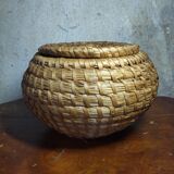 Round basket with wicker lid