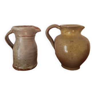 Set of 2 small pitchers