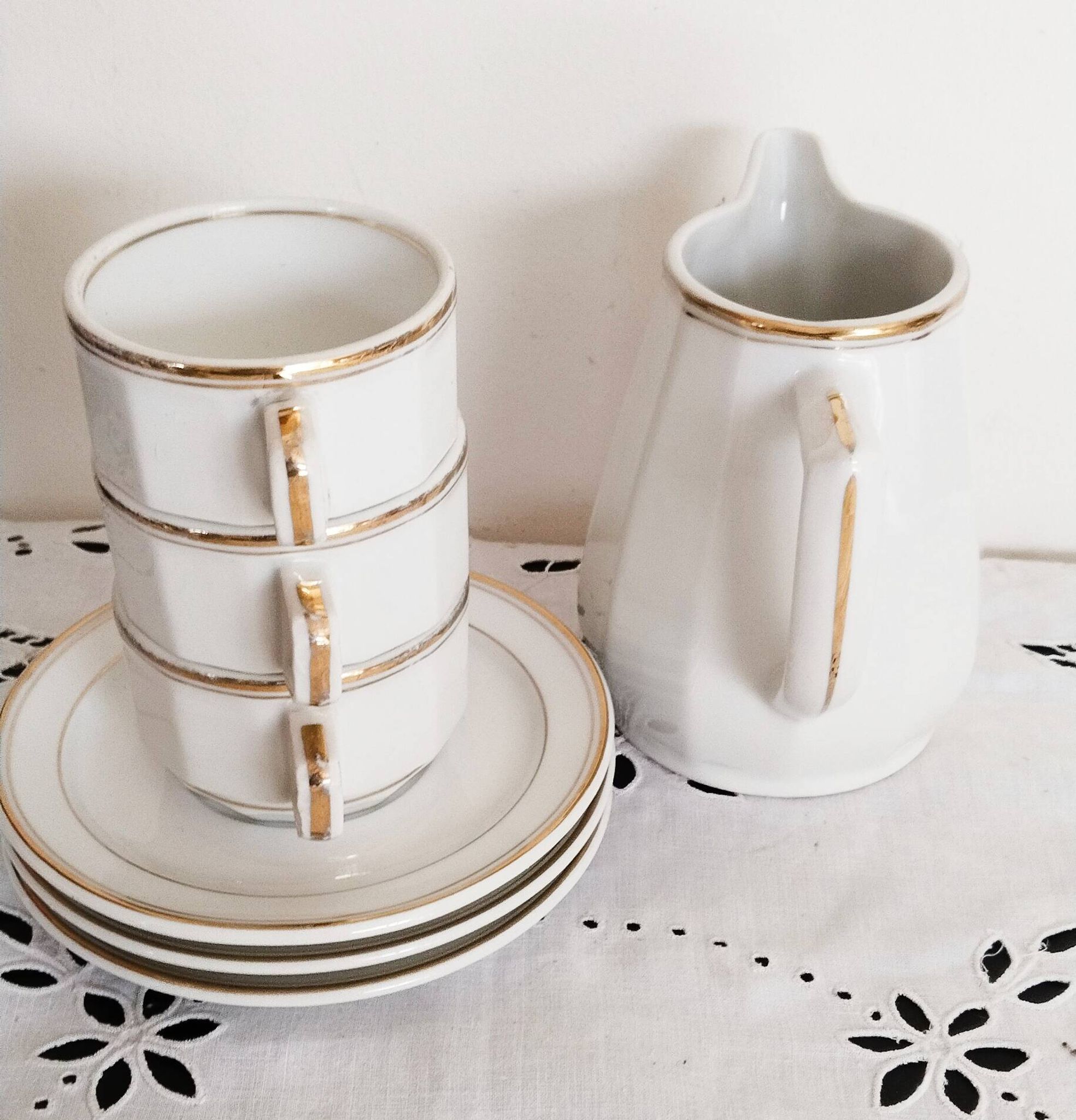 Set of 3 white and gold bistro coffee cups and coffee pot, in porcelain