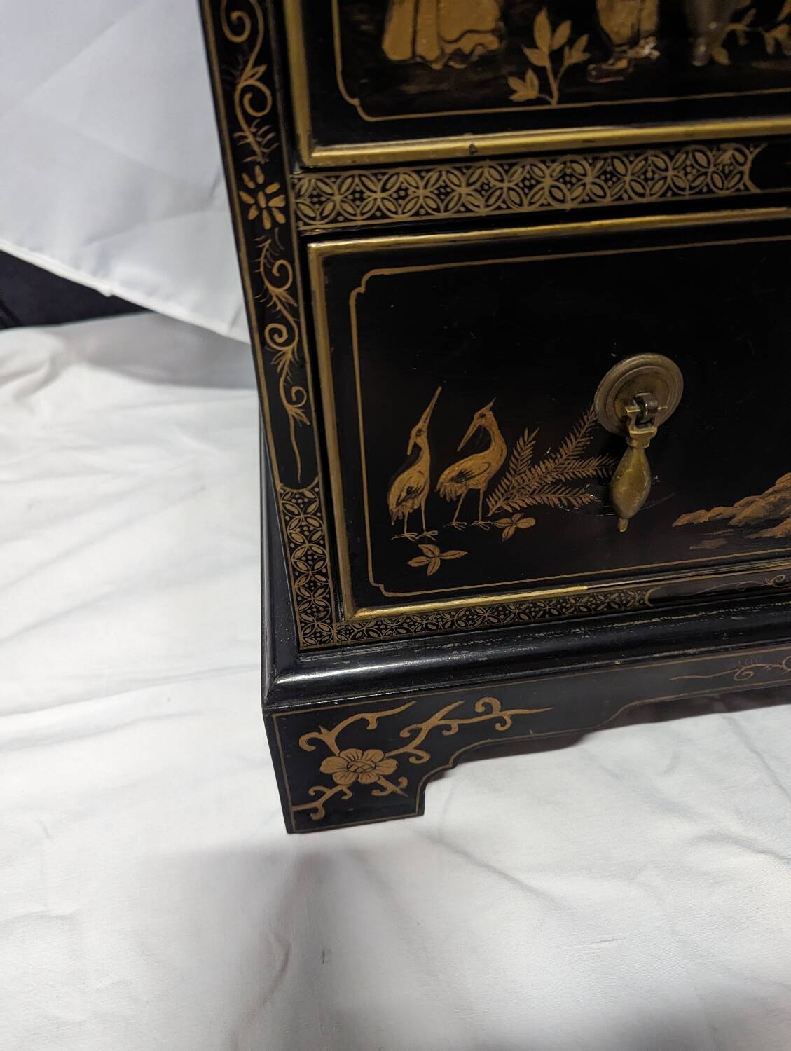 Asian chest of drawers in Chinese lacquer
