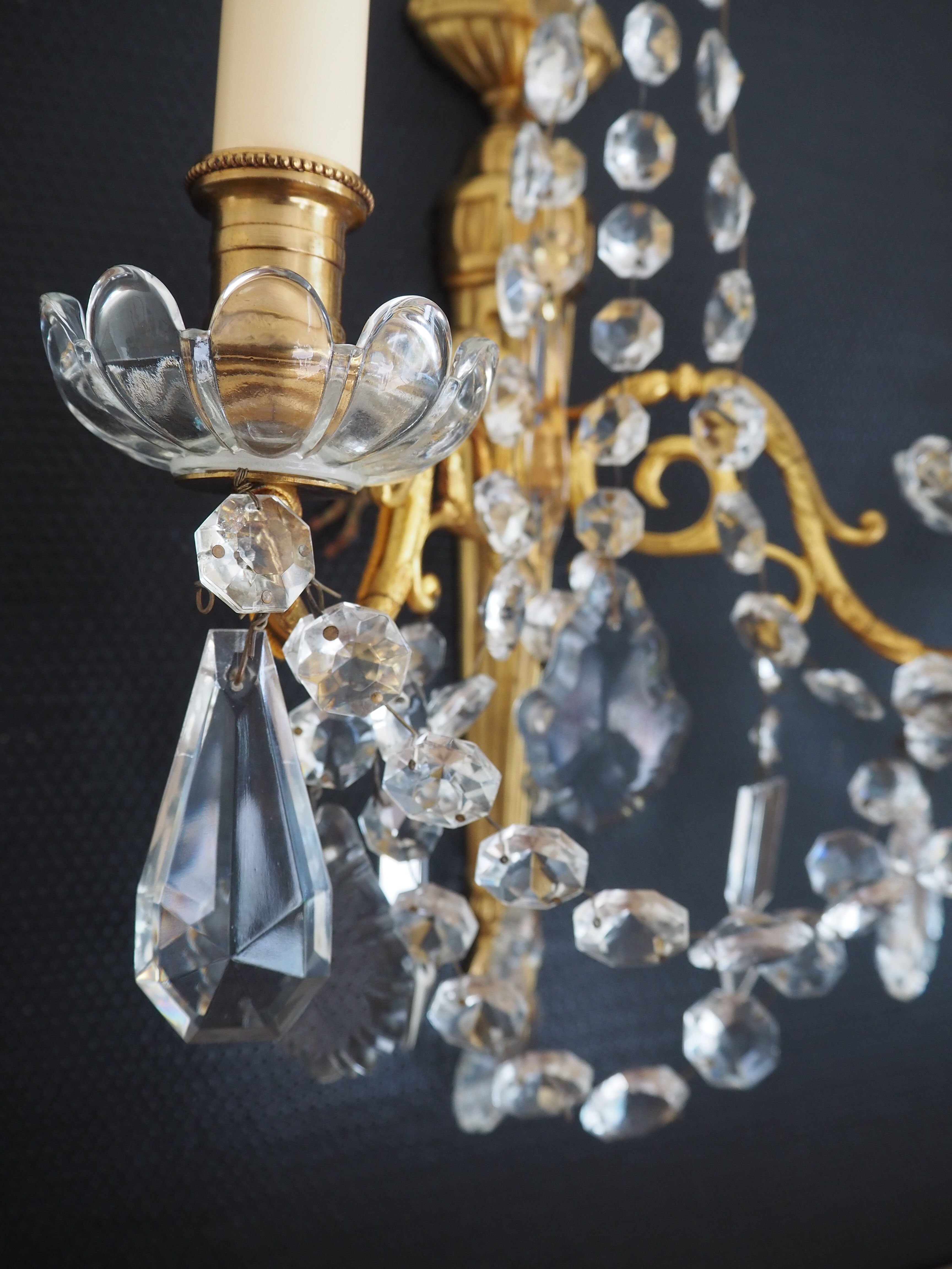 Pair of wall lamps two bronze lights with grapevines and crystal garlands – Louis XV style