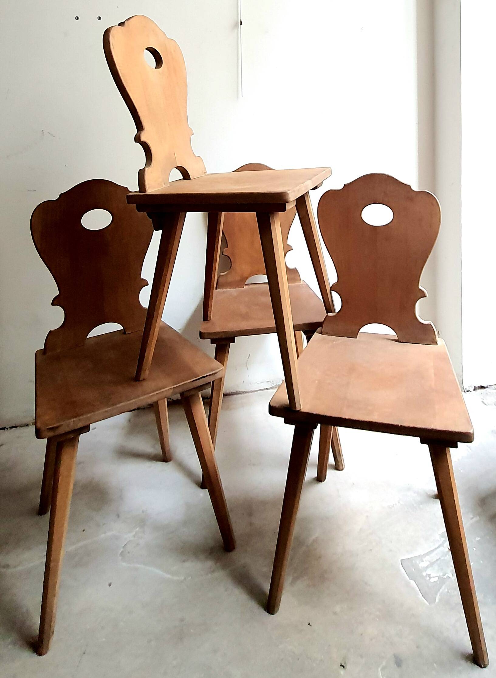 Series of 4 Brutalist chairs in solid oak - Savoyard Popular Art - Vintage from the 60s