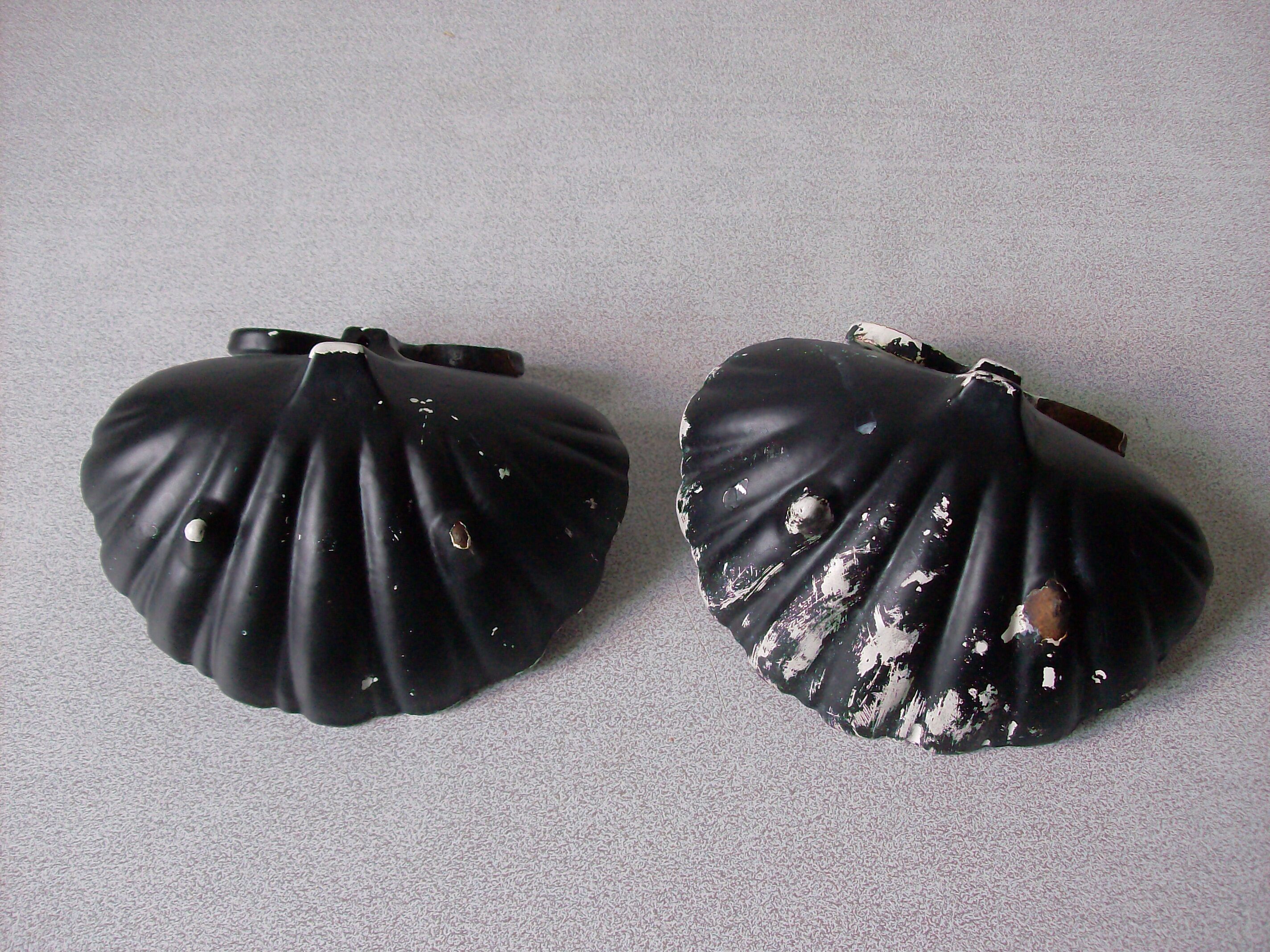 Set of 2 old soap holders cast iron shell 13 cm