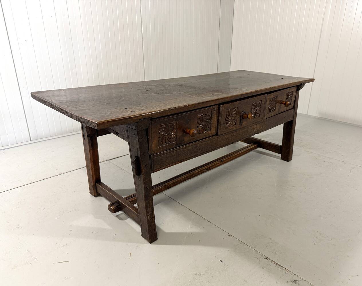 Table basse espagnole antique brutaliste