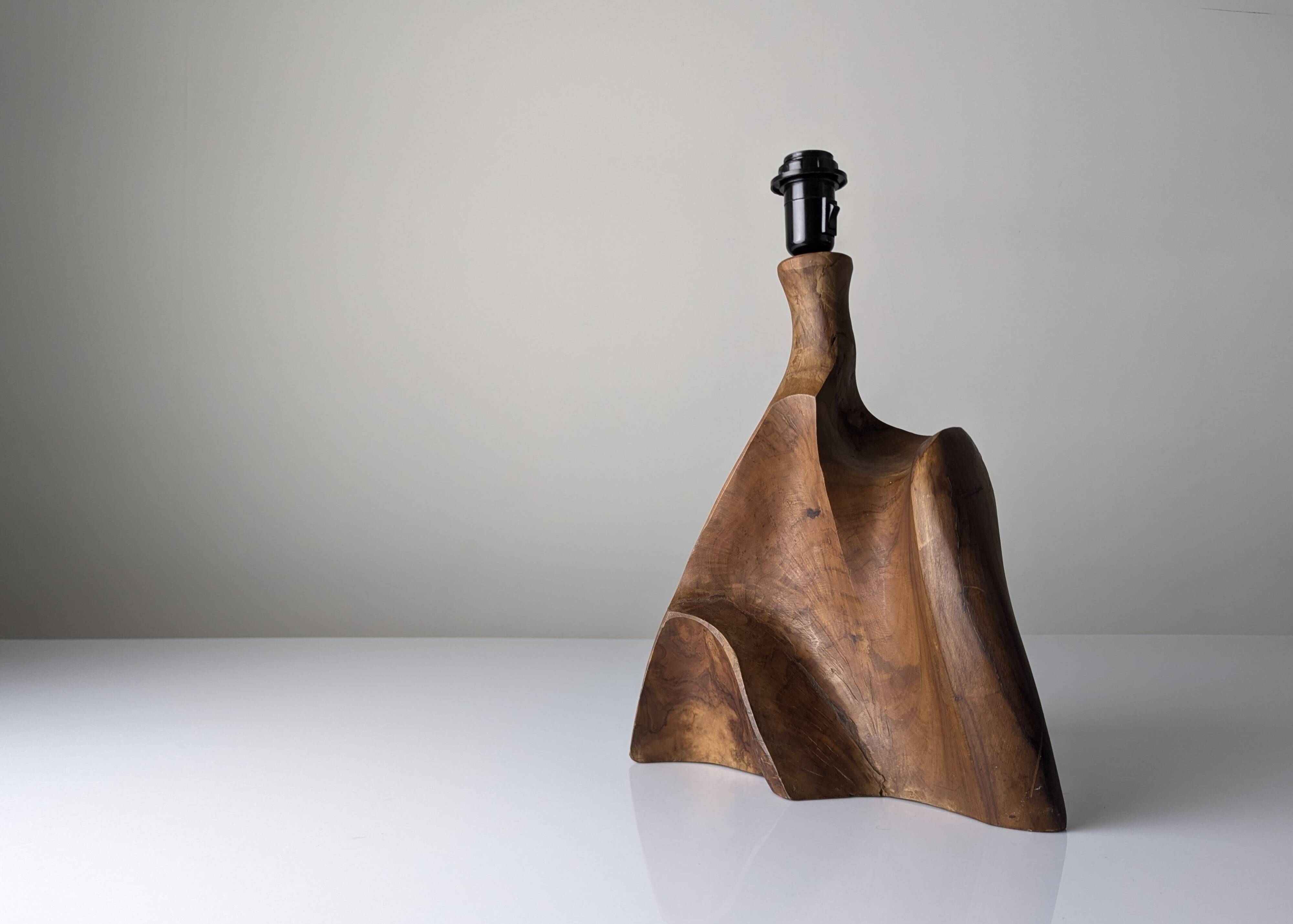 Sculptural table lamp in carved olive wood, organic modern 1970s