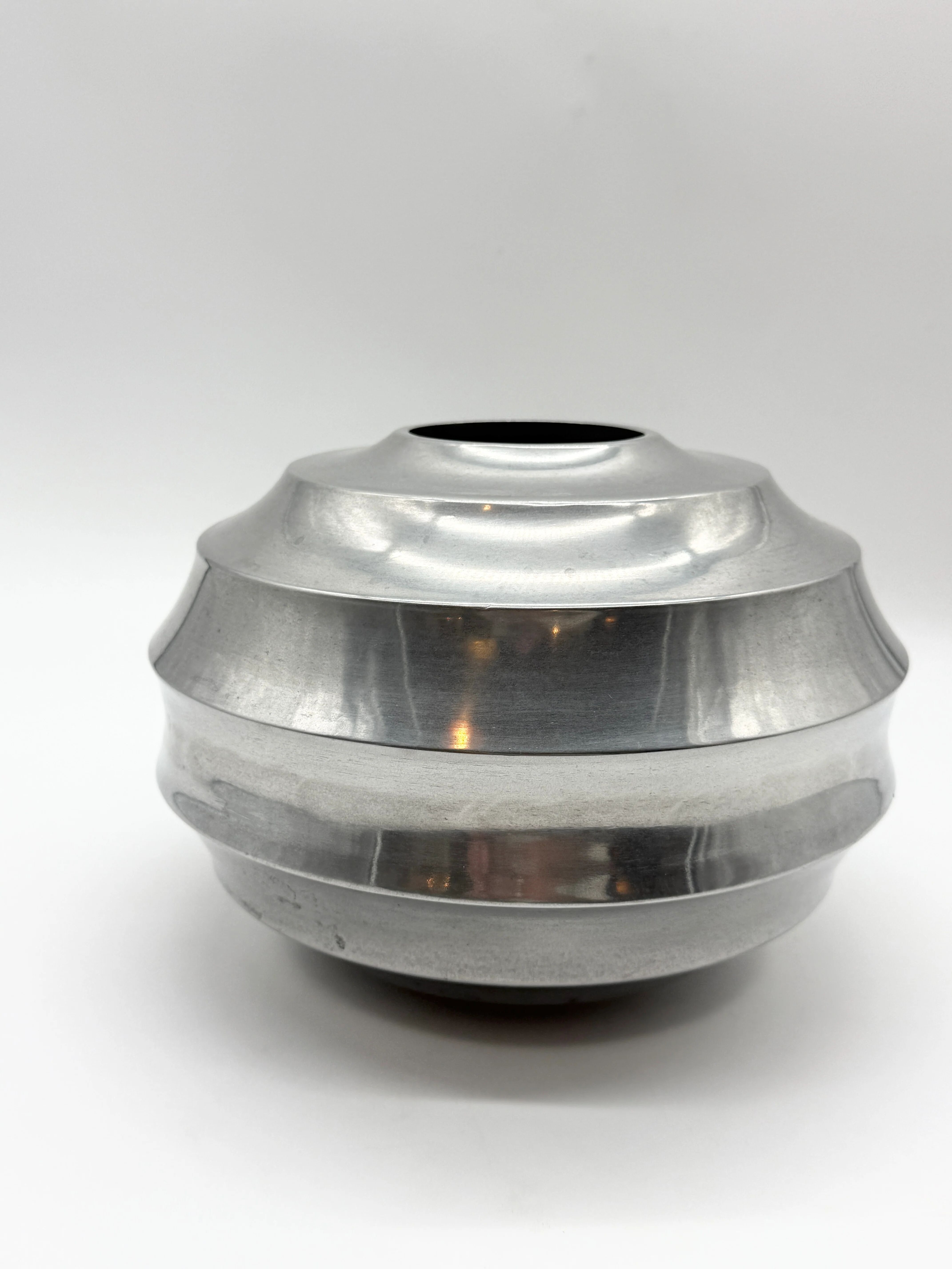 Vase space "saucer" in cast aluminium, 1970s