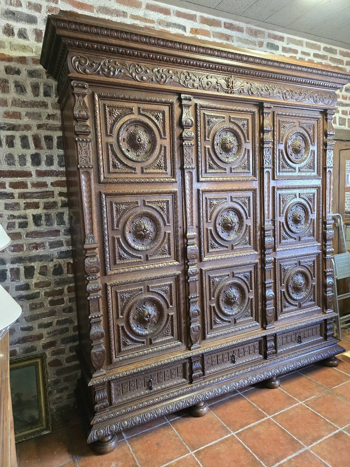 Flemish 3-door oak wardrobe