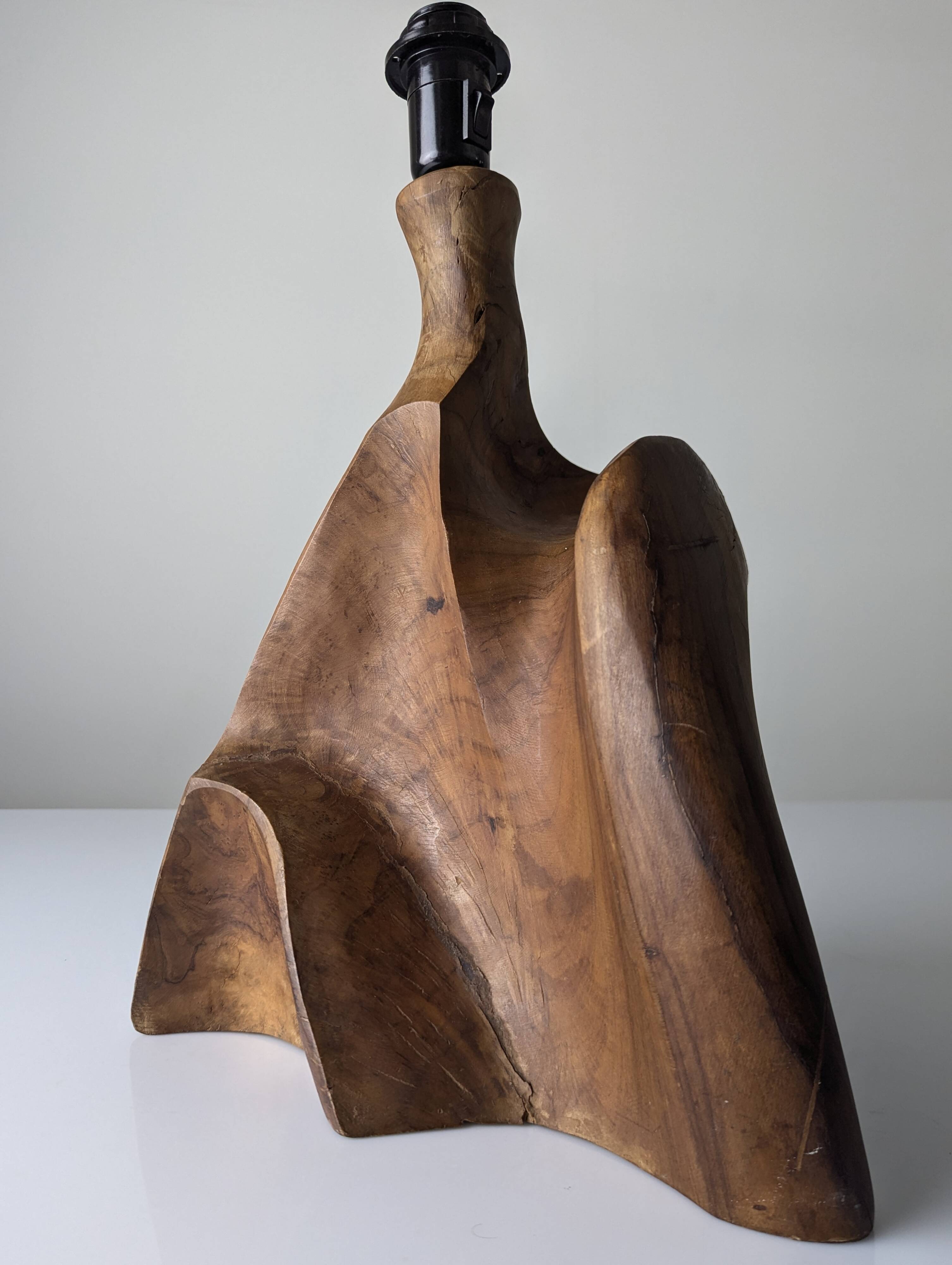 Sculptural table lamp in carved olive wood, organic modern 1970s