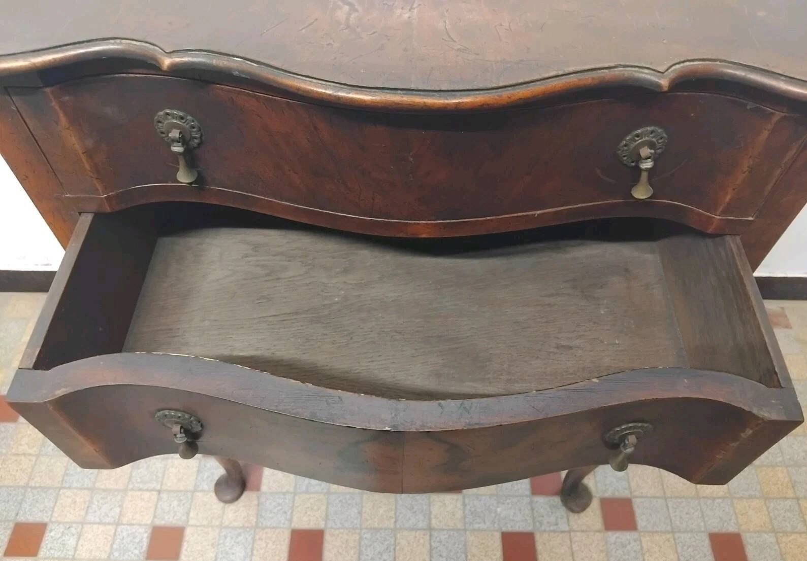 Commode galbée ancienne