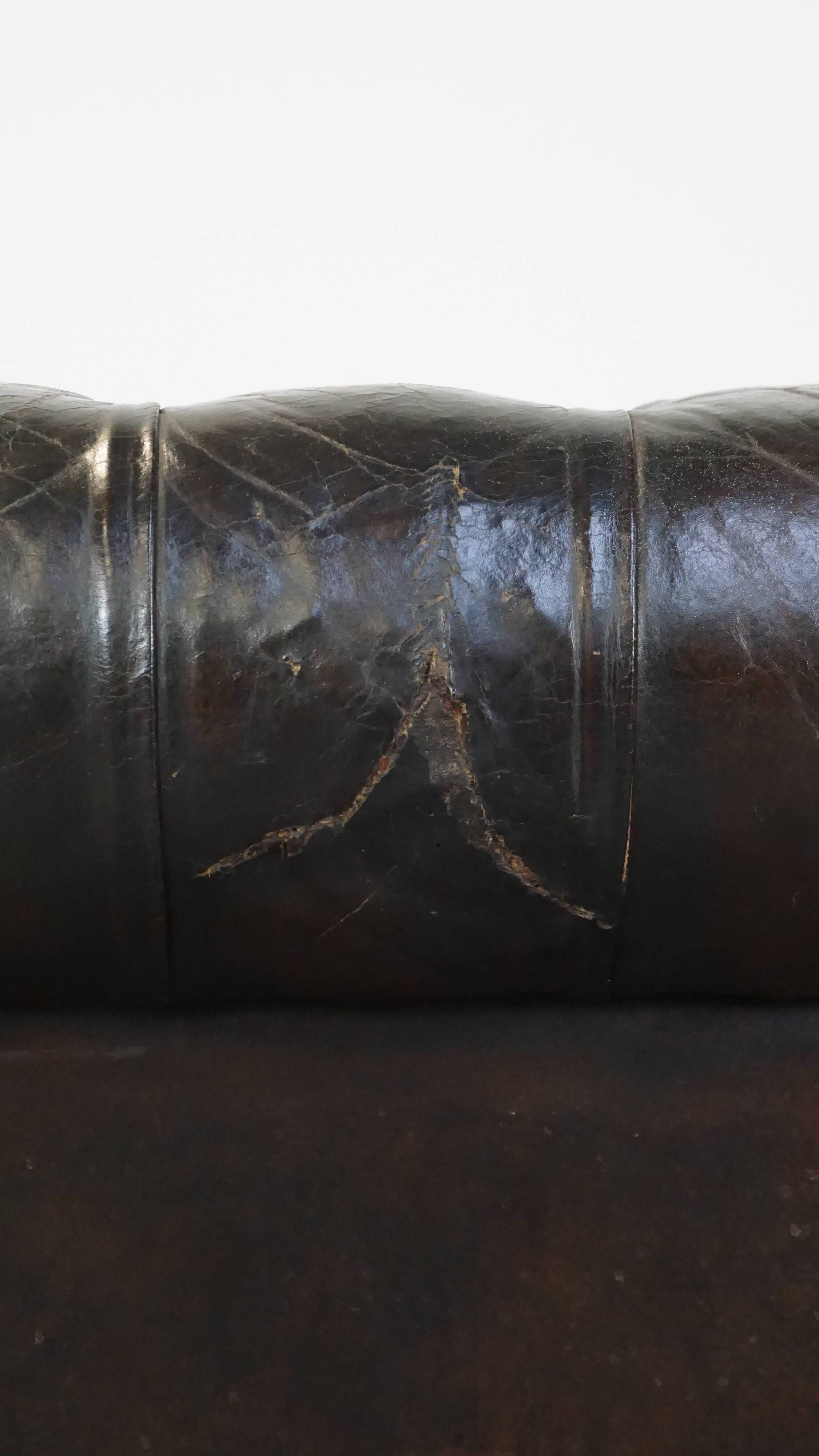 Canapé chesterfield 3 places en cuir de vachette patiné