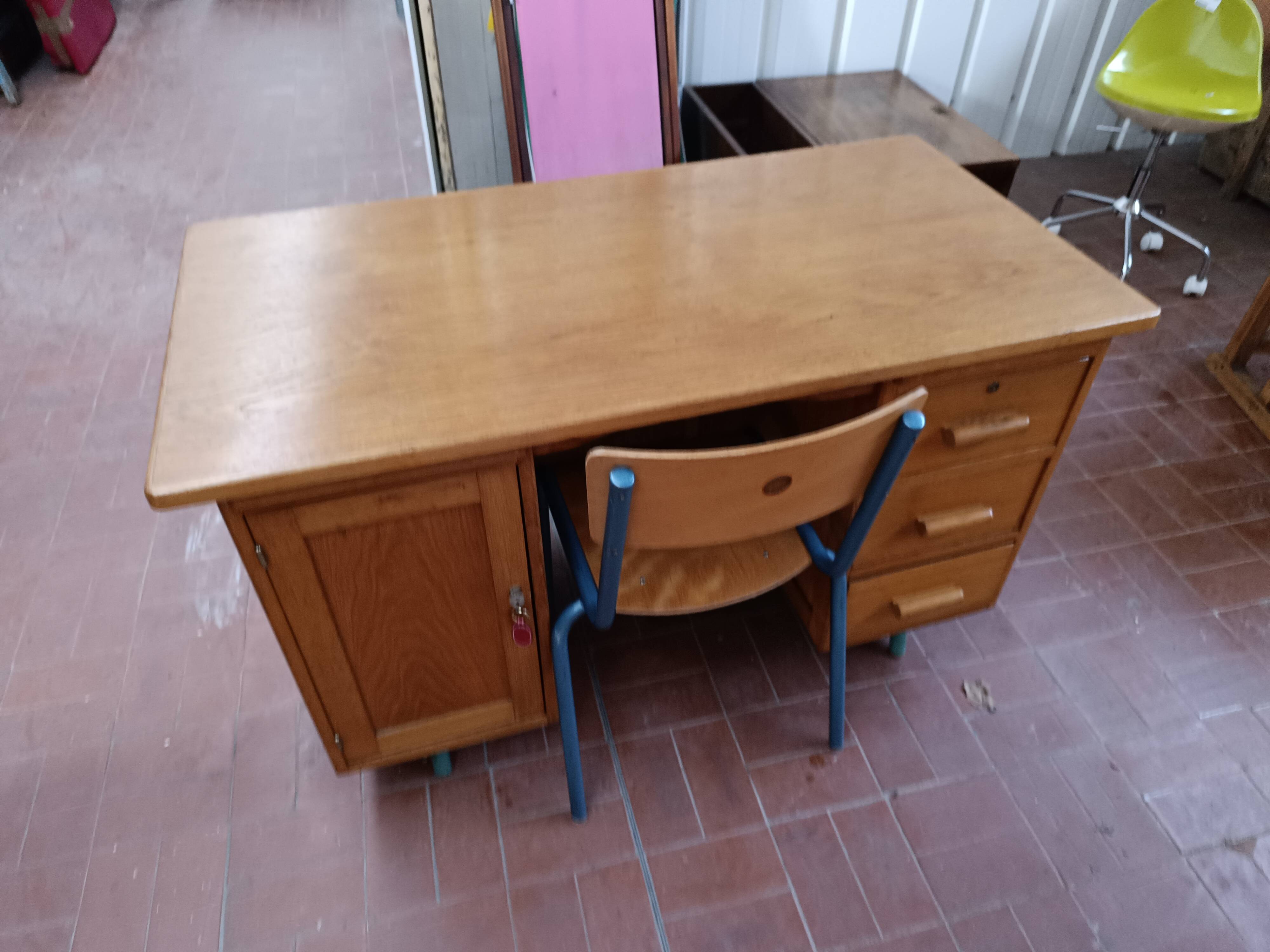 Teachers' desk and its Delagrave chair