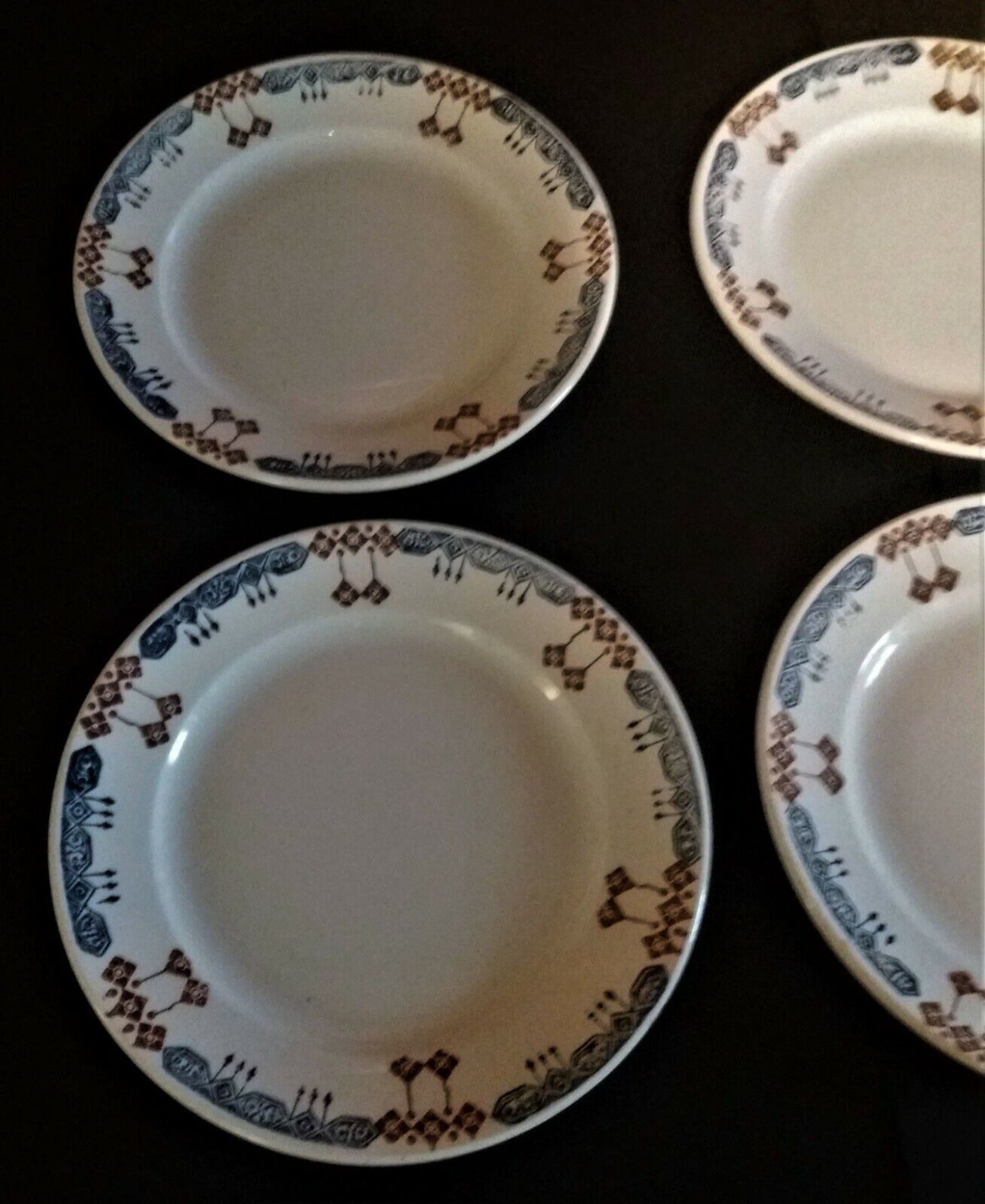 Série de six assiettes plates en faïence BV céramique Sud Est