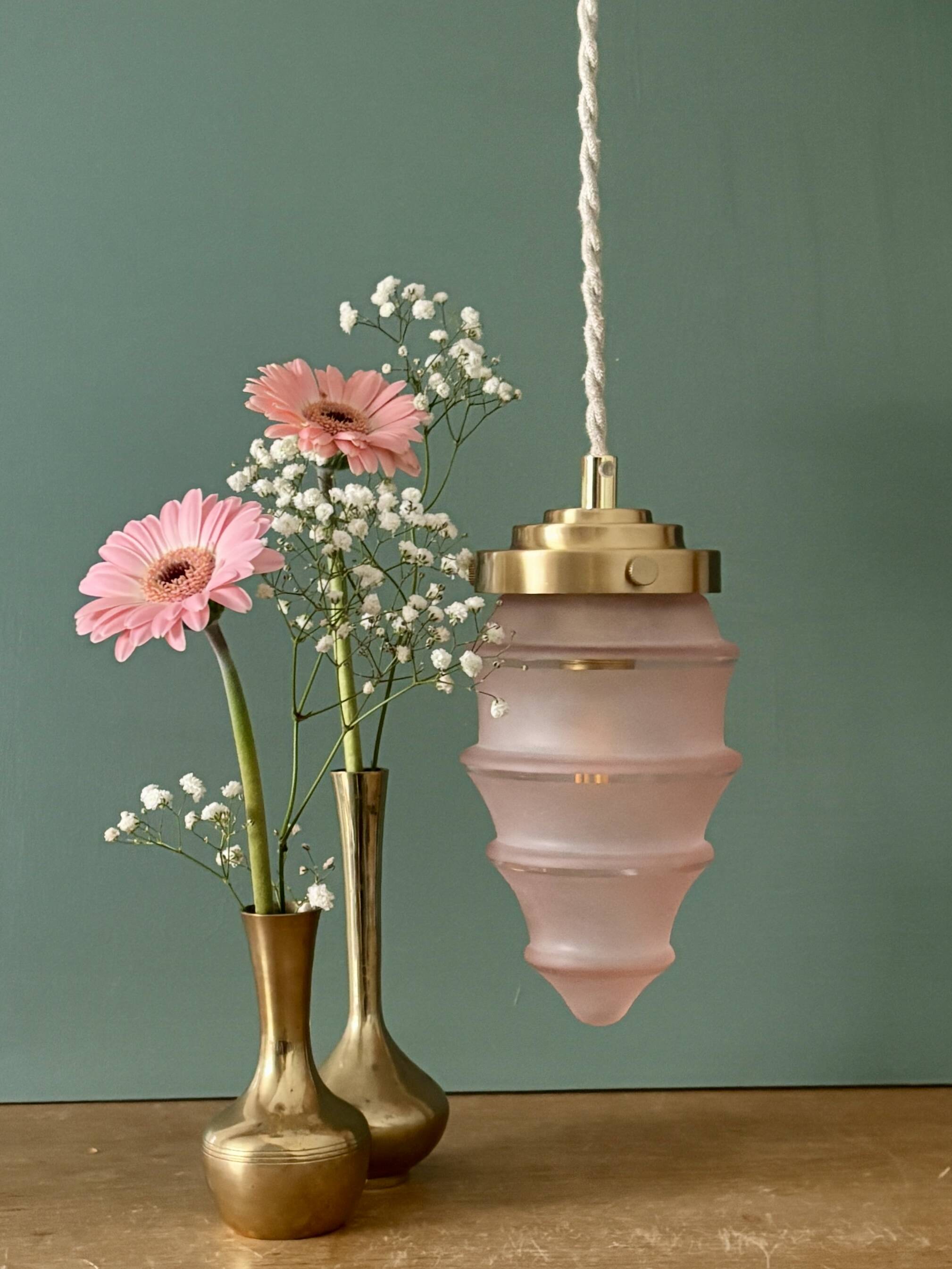 Suspension globe vintage en verre rose dépoli