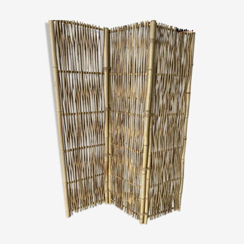 Artisanal screen separator of bamboo pieces