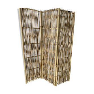 Artisanal screen separator of bamboo pieces