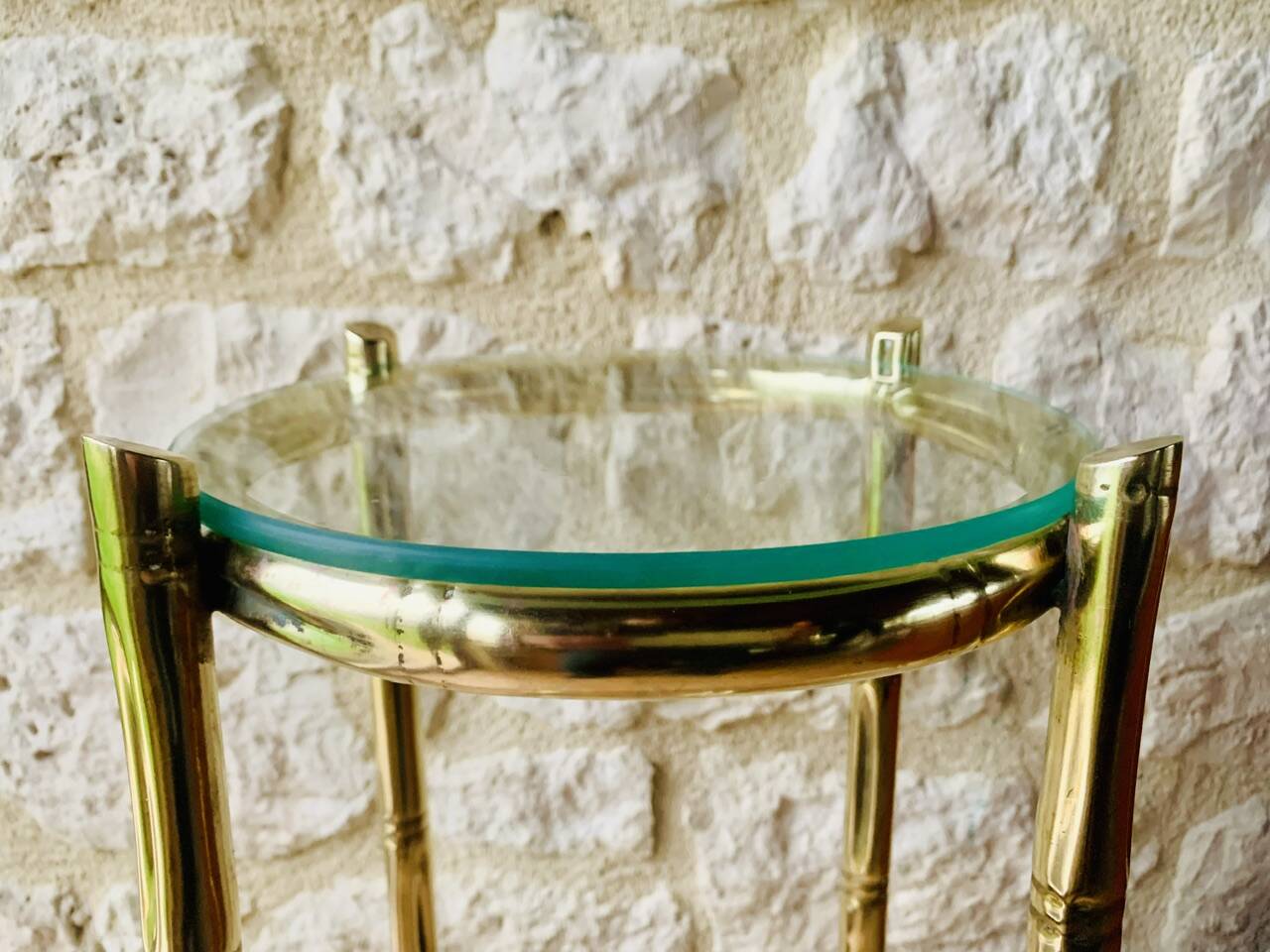 Vintage faux bamboo pedestal table in brass with 2 glass shelves