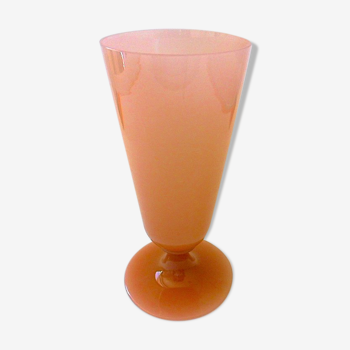 Vase conique ancien sur pieds en opaline savonneuse rose